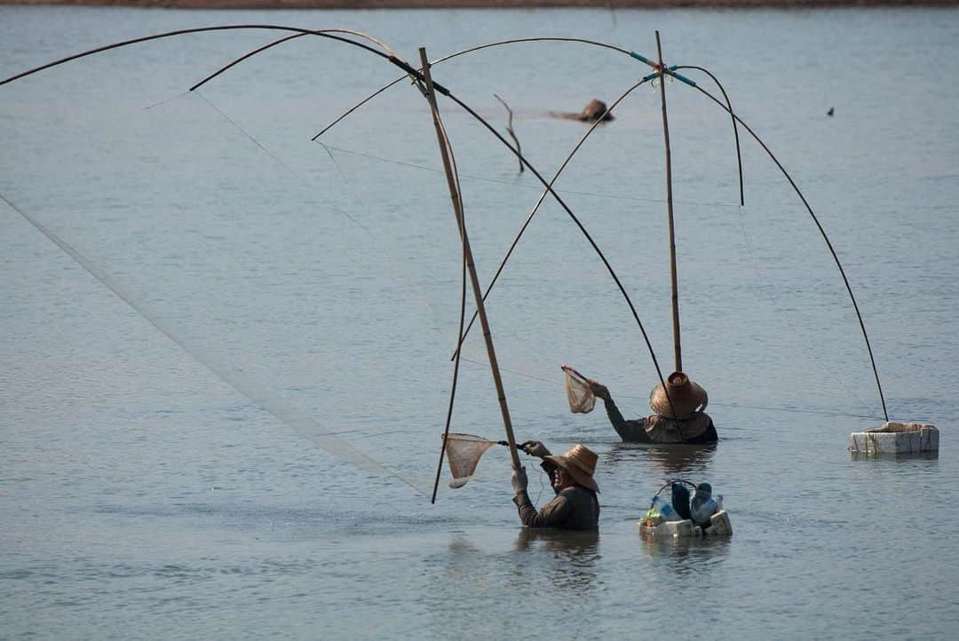 Michael Yamashitaさんのインスタグラム写真 - (Michael YamashitaInstagram)「More than one way to catch a fish on the Mekong. The River supports the world's largest inland fishery, providing a food source for over 60 million people in the catchment area. The problem is will there be any fish to catch in the coming years? Fish stocks have fallen sharply due to the building of dams, record low water levels as well as overfishing.Many fishermen have lost their livelihood, giving up their age old traditional lifestyles to find other means of making a living. #Mekong crisis #mekongriver #cambodia #fishing」7月18日 10時10分 - yamashitaphoto