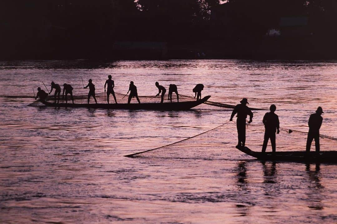 Michael Yamashitaさんのインスタグラム写真 - (Michael YamashitaInstagram)「More than one way to catch a fish on the Mekong. The River supports the world's largest inland fishery, providing a food source for over 60 million people in the catchment area. The problem is will there be any fish to catch in the coming years? Fish stocks have fallen sharply due to the building of dams, record low water levels as well as overfishing.Many fishermen have lost their livelihood, giving up their age old traditional lifestyles to find other means of making a living. #Mekong crisis #mekongriver #cambodia #fishing」7月18日 10時10分 - yamashitaphoto