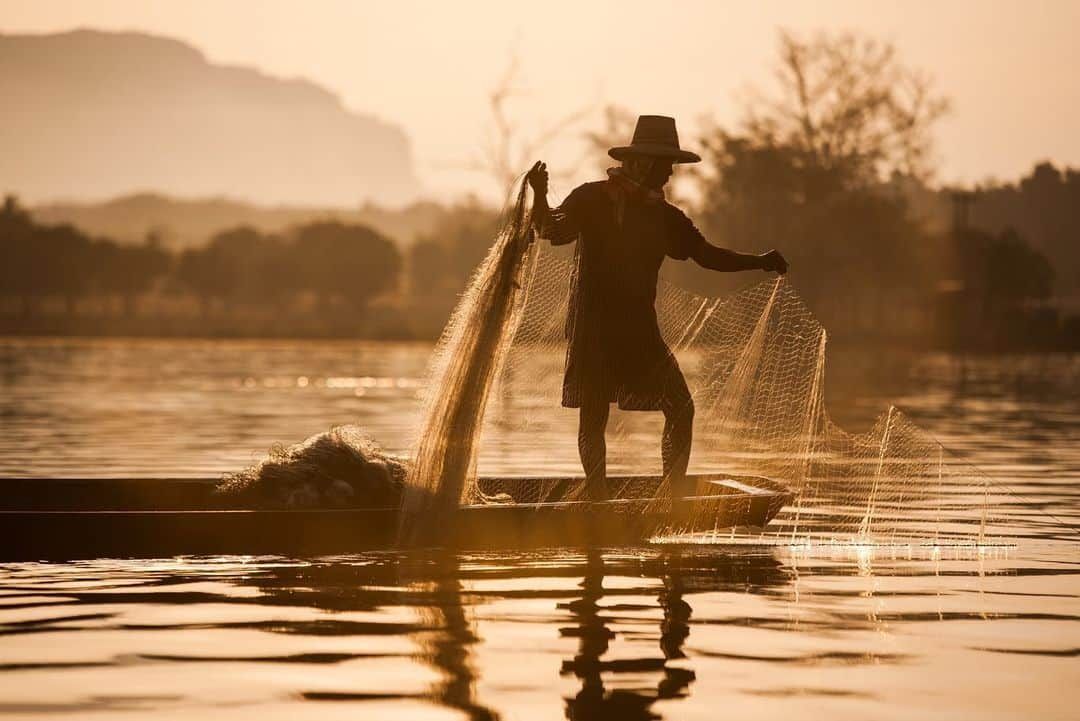 Michael Yamashitaさんのインスタグラム写真 - (Michael YamashitaInstagram)「More than one way to catch a fish on the Mekong. The River supports the world's largest inland fishery, providing a food source for over 60 million people in the catchment area. The problem is will there be any fish to catch in the coming years? Fish stocks have fallen sharply due to the building of dams, record low water levels as well as overfishing.Many fishermen have lost their livelihood, giving up their age old traditional lifestyles to find other means of making a living. #Mekong crisis #mekongriver #cambodia #fishing」7月18日 10時10分 - yamashitaphoto