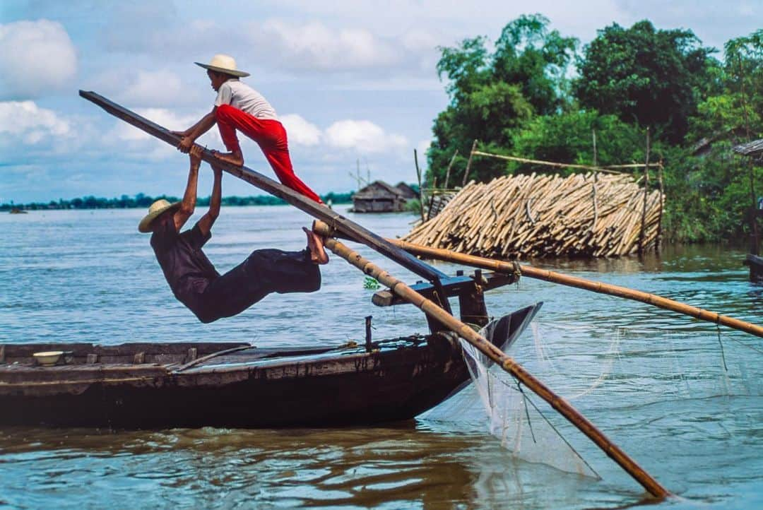 Michael Yamashitaさんのインスタグラム写真 - (Michael YamashitaInstagram)「More than one way to catch a fish on the Mekong. The River supports the world's largest inland fishery, providing a food source for over 60 million people in the catchment area. The problem is will there be any fish to catch in the coming years? Fish stocks have fallen sharply due to the building of dams, record low water levels as well as overfishing.Many fishermen have lost their livelihood, giving up their age old traditional lifestyles to find other means of making a living. #Mekong crisis #mekongriver #cambodia #fishing」7月18日 10時10分 - yamashitaphoto