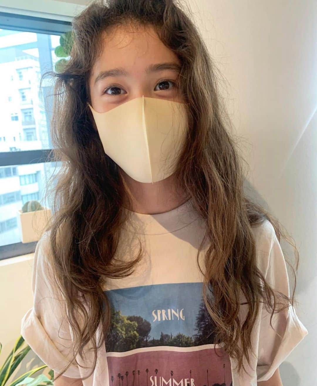 のインスタグラム：「バッサリと切るゲスト様も かなり増えております。 . 大幅なイメチェンもお任せくださいませ💪🏻💪🏻 . 横にswipeするとbefore afterが見れますので ご覧ください！！ . hair / @aitomine_nanuk  . #guestnanuk」