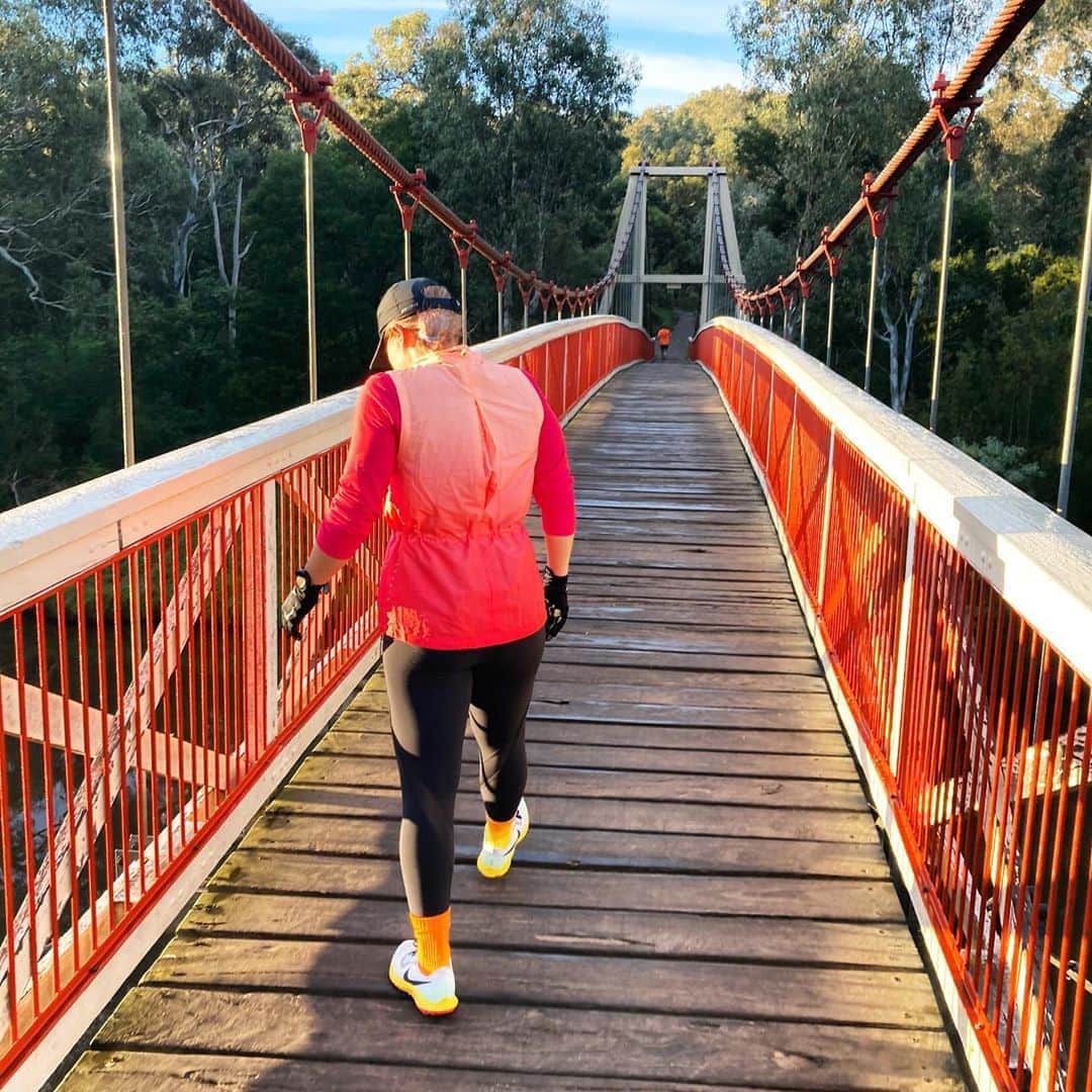 フィービー・ディ・トマソのインスタグラム：「First rule of running is to make sure you match your outfit to your environment 💅🏼  #saturdaysteeze #runningvestvibes @nikerunning 📸 by my EP + IG BF @ren__rb」