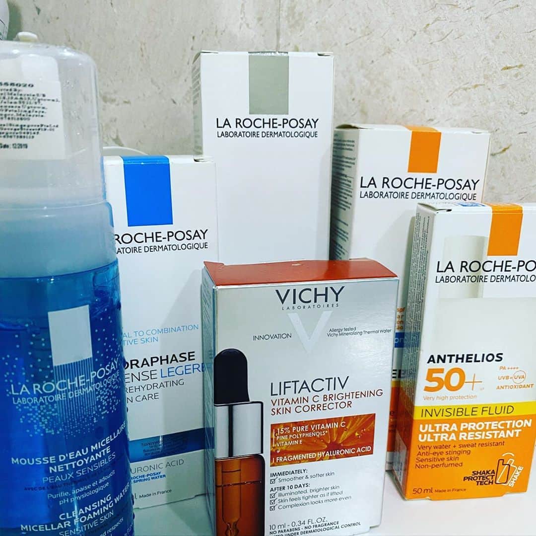 大西蘭のインスタグラム：「・ ラロッシュポゼを大人買い💕 ・ @unitysg でBUY 2 GET 1 FREE になっていたので気になって見ていたら、勧め上手な販売員さんにのせられ笑、あれよあれよと６個もカゴに入っていた🤣 でも４個分のお値段だからお得なはず💰 ・ VICHYは初めて見たけど、ラロッシュポゼの姉妹ブランドらしいです🧐 Vitamin Cが15%含まれてるのよ、シミにはこれよ、って勧められ思わず購入✨ ・ ・ #美容液 #コスメ購入品 #スキンケア #日焼け止め」