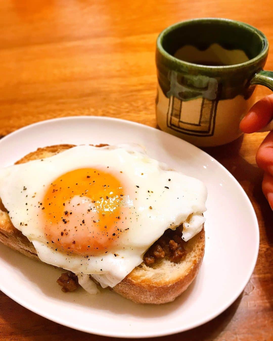 金子貴俊のインスタグラム：「#今日の朝食は #パパッとパパご飯 #ラピュタパン風トースト に #自家焙煎コーヒー #美味しかったー  #ラピュタパン #自家焙煎珈琲#自家焙煎#coffee#breakfast #朝食#朝食パン #朝食メニュー」
