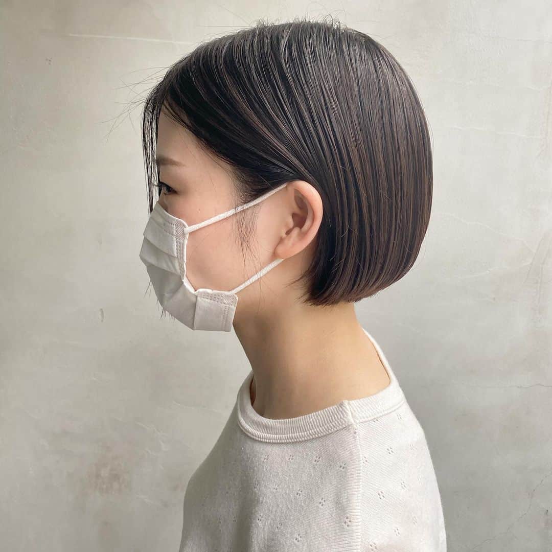 野口和弘のインスタグラム：「ぱっつんボブは後ろにちょっとグラをつけるだけでフィット感が良くなりますよ✂︎ . #cieca. #ciecanoguchi」