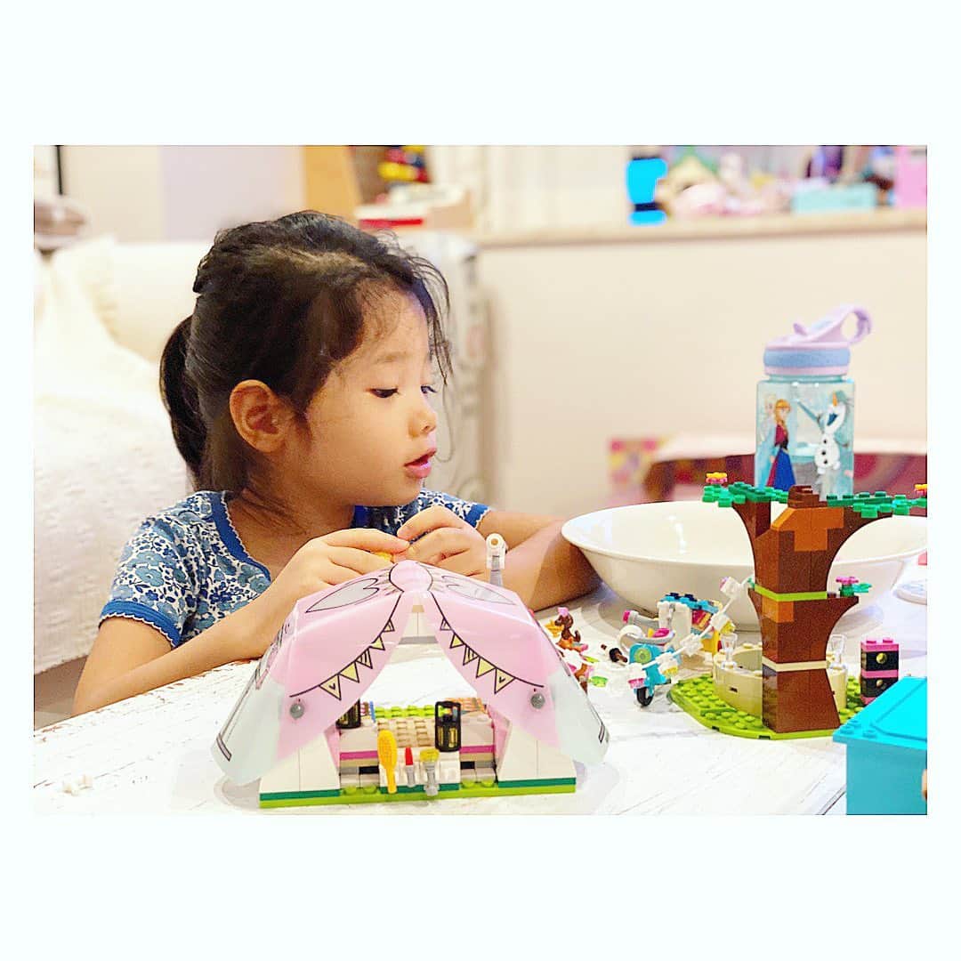 廣瀬規子のインスタグラム：「とにかく　@lego が大好き❤️ ・ なんちゃってYoutuber にもなりつつ、、、楽しんでいます😌 ・ ・ しかし、レゴってどんどん進化してる❣️ これ、グランピング的な、、？🤔😆 ・ ・ #3歳女の子 #lego #lego大好き #なんちゃってyoutuber」