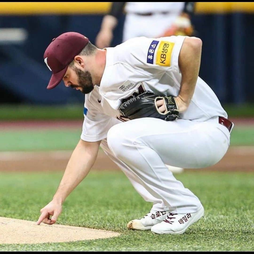 ジェイク・ブリガムのインスタグラム：「Before every game I write my wife, and kid’s initials on the mound. TSCGS」