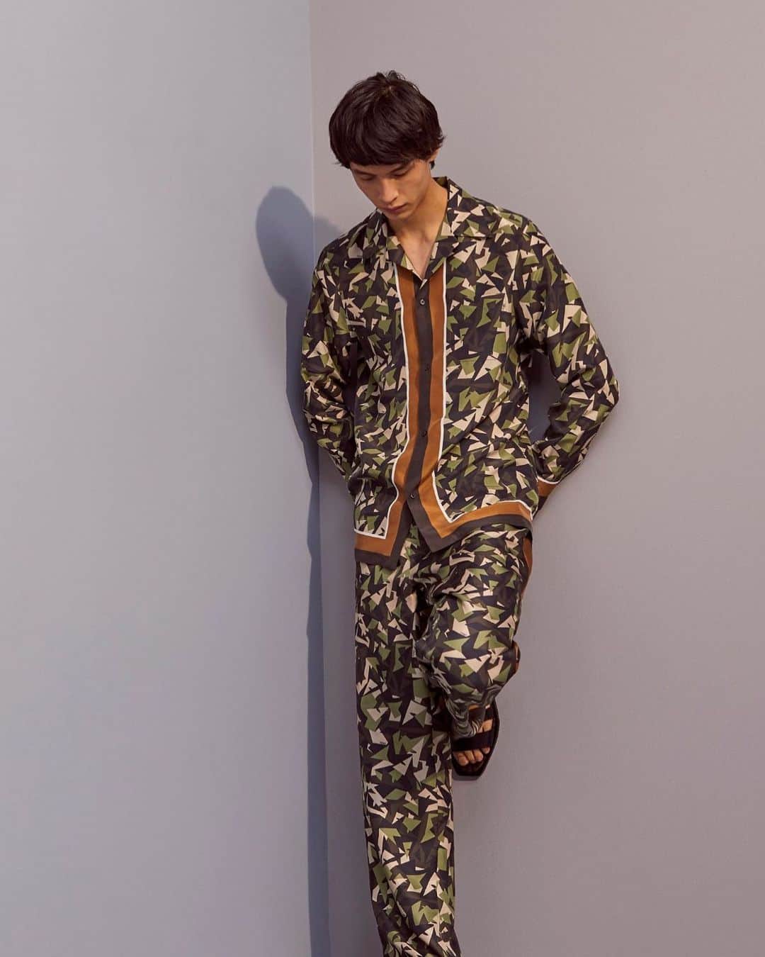 Fendiさんのインスタグラム写真 - (FendiInstagram)「Relaxed pajama-style separates are rendered in lightweight, lustrous silk and decorated with the season’s bold geometric pattern ensuring a luxe rather than a loungewear vibe. Find more styles from the #FendiPreFall20 collection at the link in bio.   Photographer: @josh._.hight Stylist: @ganio Models: Yang Hao & Mitchell Gorthy」7月18日 1時35分 - fendi