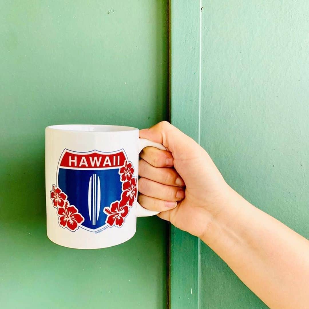 マリブシャツのインスタグラム：「Aloha Friday! 🌺 Cheers to this weekend coming in hot 🤙🏼☕️」