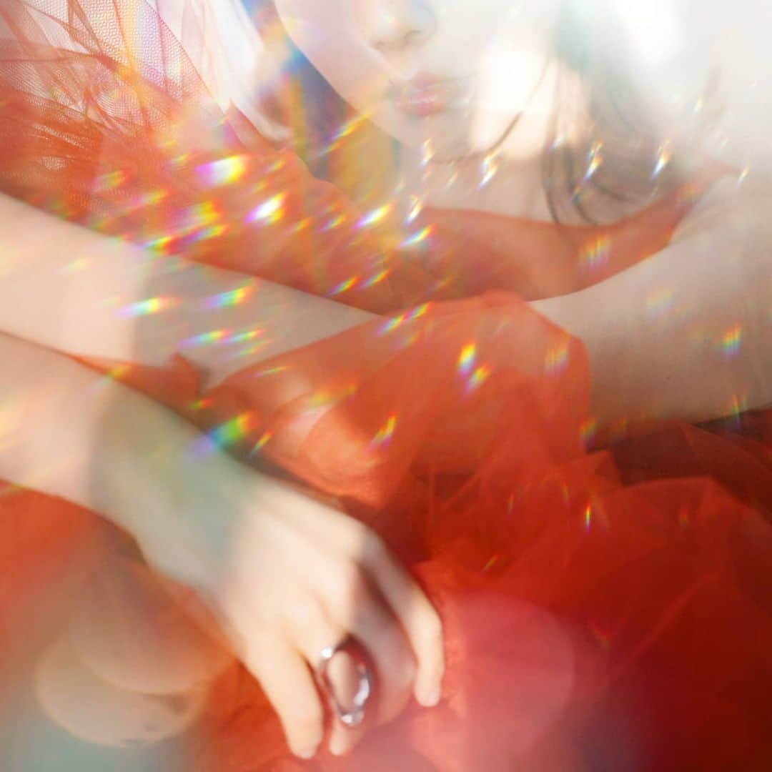貴愛kwiae Officialのインスタグラム：「New single release！！！ 【 #Fantasia⠀】 2020.7.18 outnow💗💃 * * 配信スタートいたしました✨🥺 今回もアルバムより先行配信です✨サプライズリリース🤔✨プロフィールから飛んでみてください💋シェアしてくれるととてもうれしいです😭😭💗💗💗 * * * * 目を閉じると、またあの甘い時間が戻ってきそうでぼんやりと思い出してしまう。。消えゆく幻想のような２人だけの特別な時間の記憶を甘く切なく描く珠玉の１曲。作家陣にはTrack Produceにはokaerio氏、作詞にはCOMiNUM氏、作曲とプロデュースにはTAZZ氏を迎え、前作「Seize the day」とはまた異なる新しい貴愛の世界観を描くサウンドとなっている。 * * * ✨Creators✨ Track Produce @okaerio Lyrics @cominum Music ＆ Produce @tazz_tbtz * Photo @joylous_tokyo art work @kwiae530 * * Thank you so much 😭🙏🏿💗 * #newsingle #spotify #amazonmusic #linemusic #applemusic #mola #music #newsong #release #拡散希望 #シェア #red #kwiae #rb」