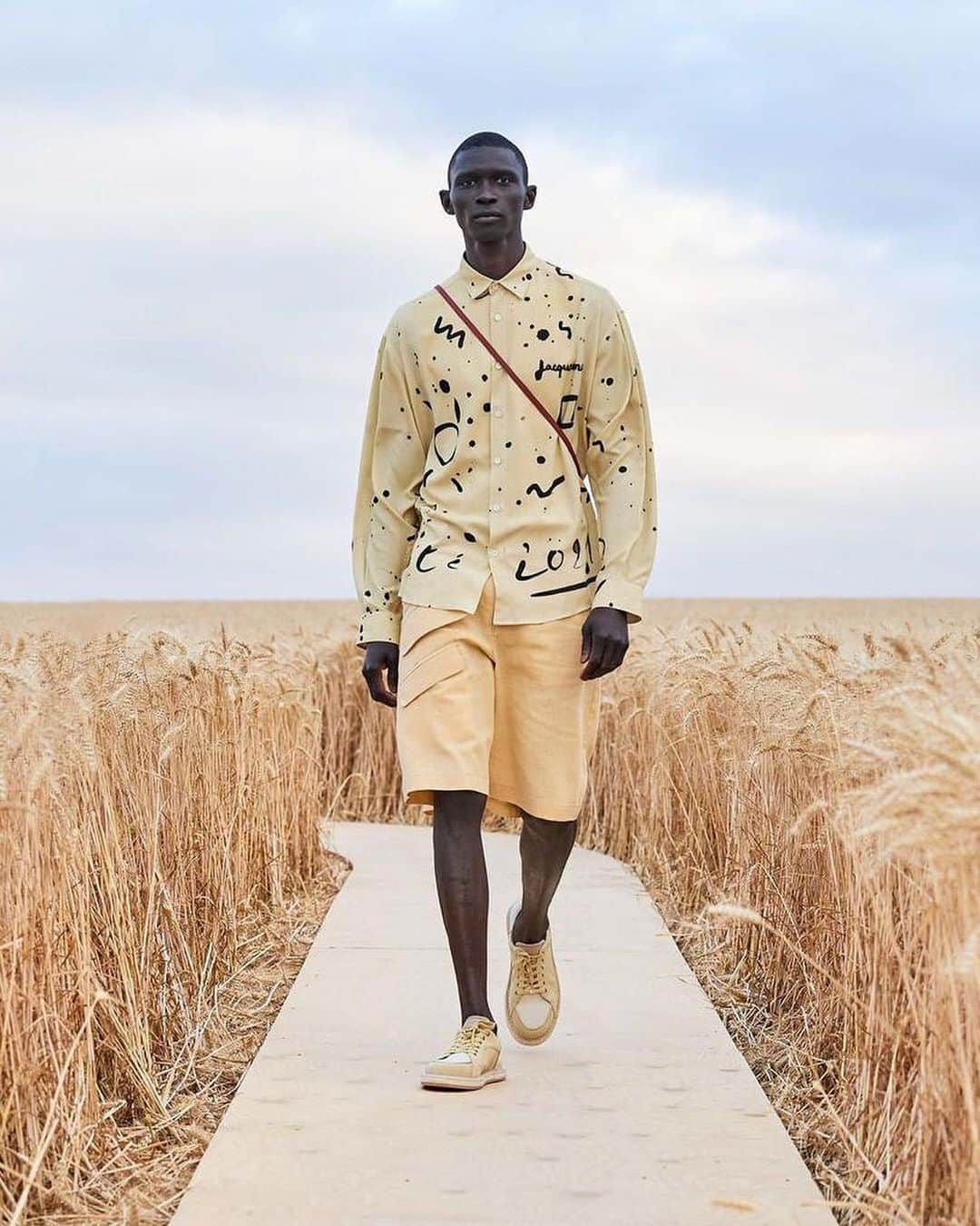 HYPEBEASTさんのインスタグラム写真 - (HYPEBEASTInstagram)「@hypebeaststyle: @jacquemus unveiled his Spring/Summer 2021 collection in France’s idyllic Vexin National Park. The men’s range stayed true to the brand’s aesthetic: roomy, airy pieces that recall classic workwear shapes. There was, though, an increased representation of tailoring on offer, including wrap-fronted, unstructured blazers and oversized, slouchy trousers. The brand will be making the entire collection available for pre-order on its website tomorrow morning.⁠⠀ Photo: Jacquemus」7月18日 1時46分 - hypebeast