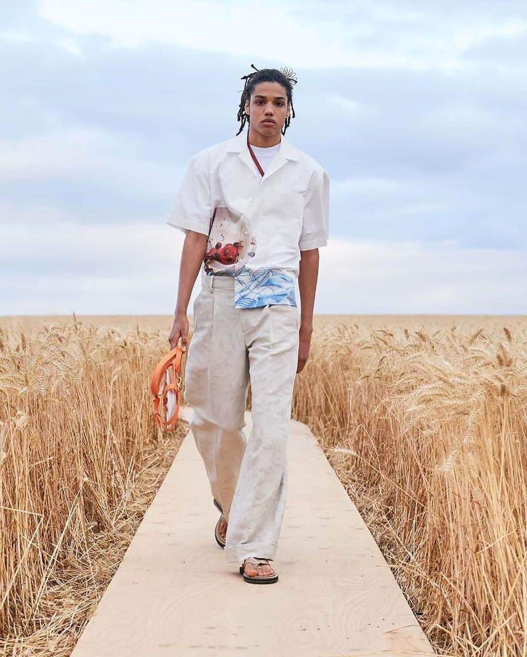 HYPEBEASTさんのインスタグラム写真 - (HYPEBEASTInstagram)「@hypebeaststyle: @jacquemus unveiled his Spring/Summer 2021 collection in France’s idyllic Vexin National Park. The men’s range stayed true to the brand’s aesthetic: roomy, airy pieces that recall classic workwear shapes. There was, though, an increased representation of tailoring on offer, including wrap-fronted, unstructured blazers and oversized, slouchy trousers. The brand will be making the entire collection available for pre-order on its website tomorrow morning.⁠⠀ Photo: Jacquemus」7月18日 1時46分 - hypebeast
