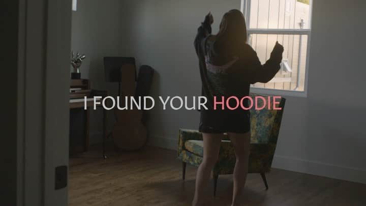 キャサディー・ポープのインスタグラム：「Maybe you left it on purpose? Maybe I’m looking for a reason to text you? Either way, I found your hoodie. 😉 “Hoodie” from my new album, #RiseandShine, is out now!」