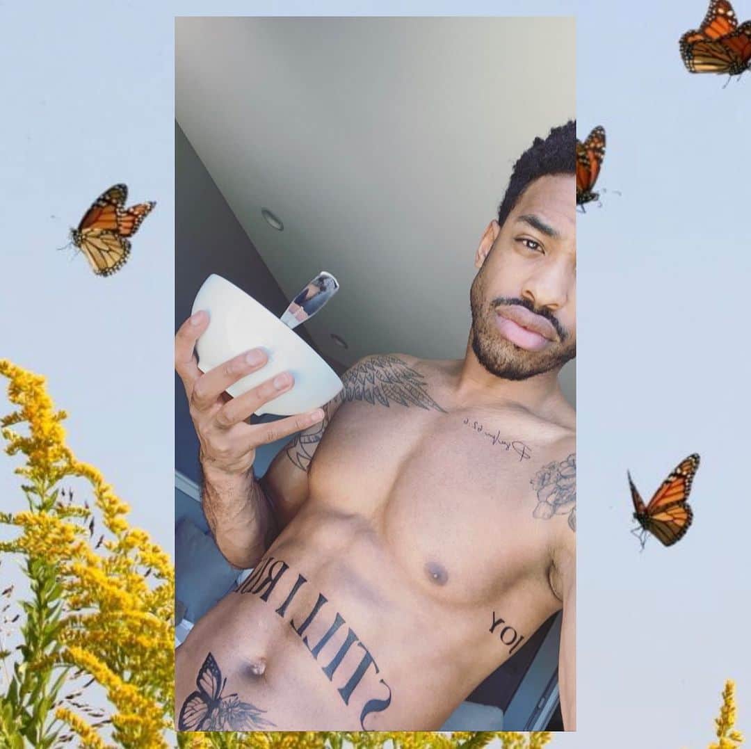タイタス・マキン・ジュニアのインスタグラム：「Good morning ☀️ hope you make the most out of your day! #TackyFrameAndAll :)」