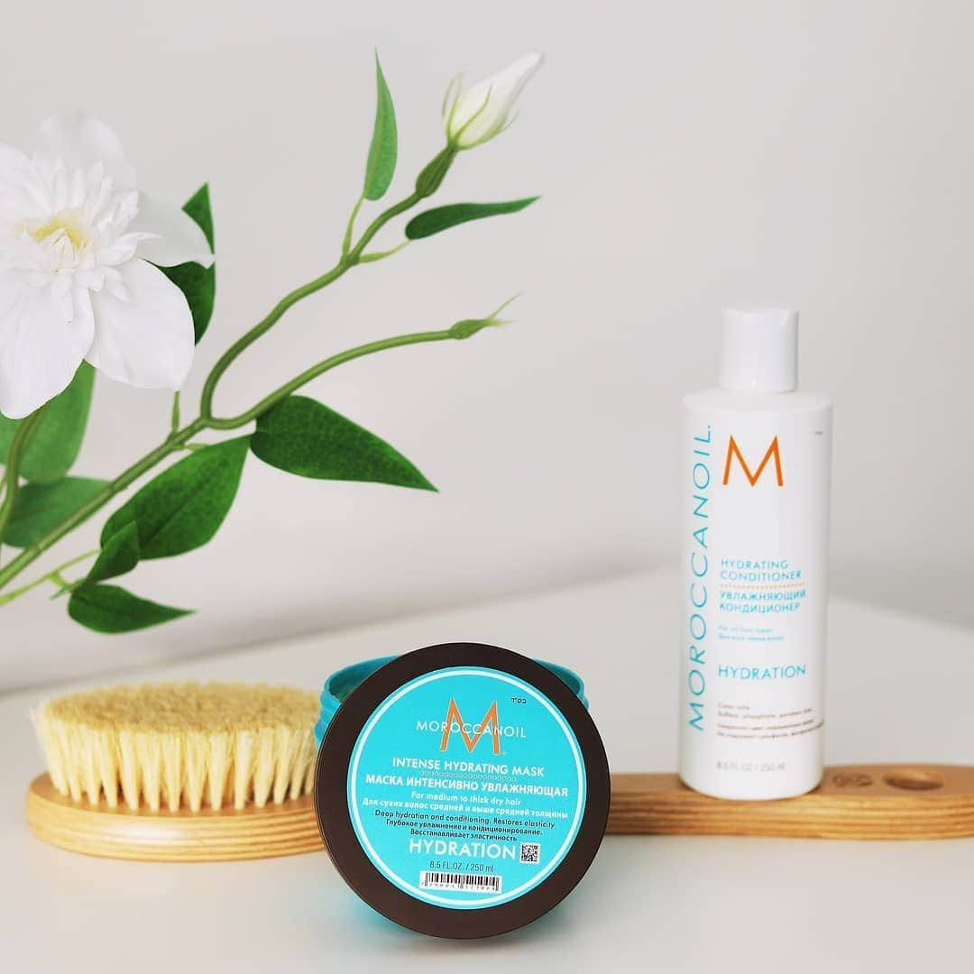 Moroccanoilさんのインスタグラム写真 - (MoroccanoilInstagram)「MASKS vs. CONDITIONERS: What you need to know…   1️⃣ It’s not an either/or situation, it’s an AND situation. They’re perfect complements, maintaining and reinforcing the hard work of the other.   2️⃣ Masks tend to have a higher concentration of active ingredients the help benefit hair health. This means they do a lot of heavy lifting, but aren’t meant to be used every day. Instead, aim for once a week or so.   3️⃣ Conditioners, on the other hand, are your everyday heroes. In addition to maintaining the hard work your mask is doing, they help keep strands soft and manageable.  ⠀⠀⠀⠀⠀⠀⠀⠀⠀ #arganeveryday」7月18日 2時18分 - moroccanoil