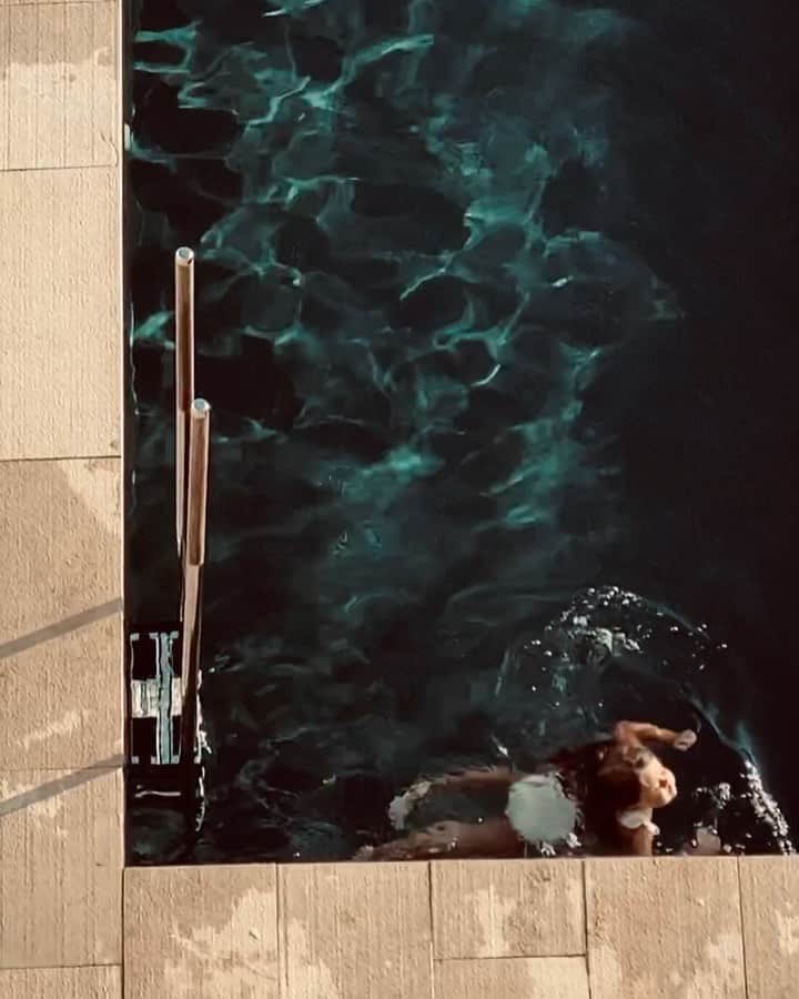 Mathilde Goehlerのインスタグラム：「Little swimming girl 🖤」