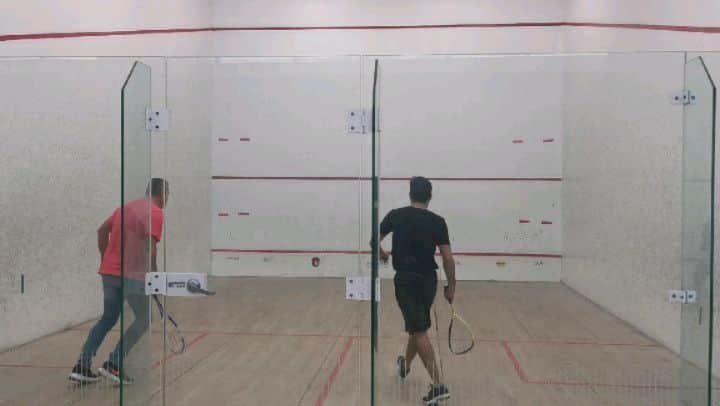 イヴァン・ガルシアのインスタグラム：「Metiendo a las clases de #squash 🎾 como parte del entrenamiento, @ivanbautistavargas @ivanbautista1, un vienes diferente y divertido pero también productivo... #quetenganbuenfindesemana 🔥💥🇲🇽」