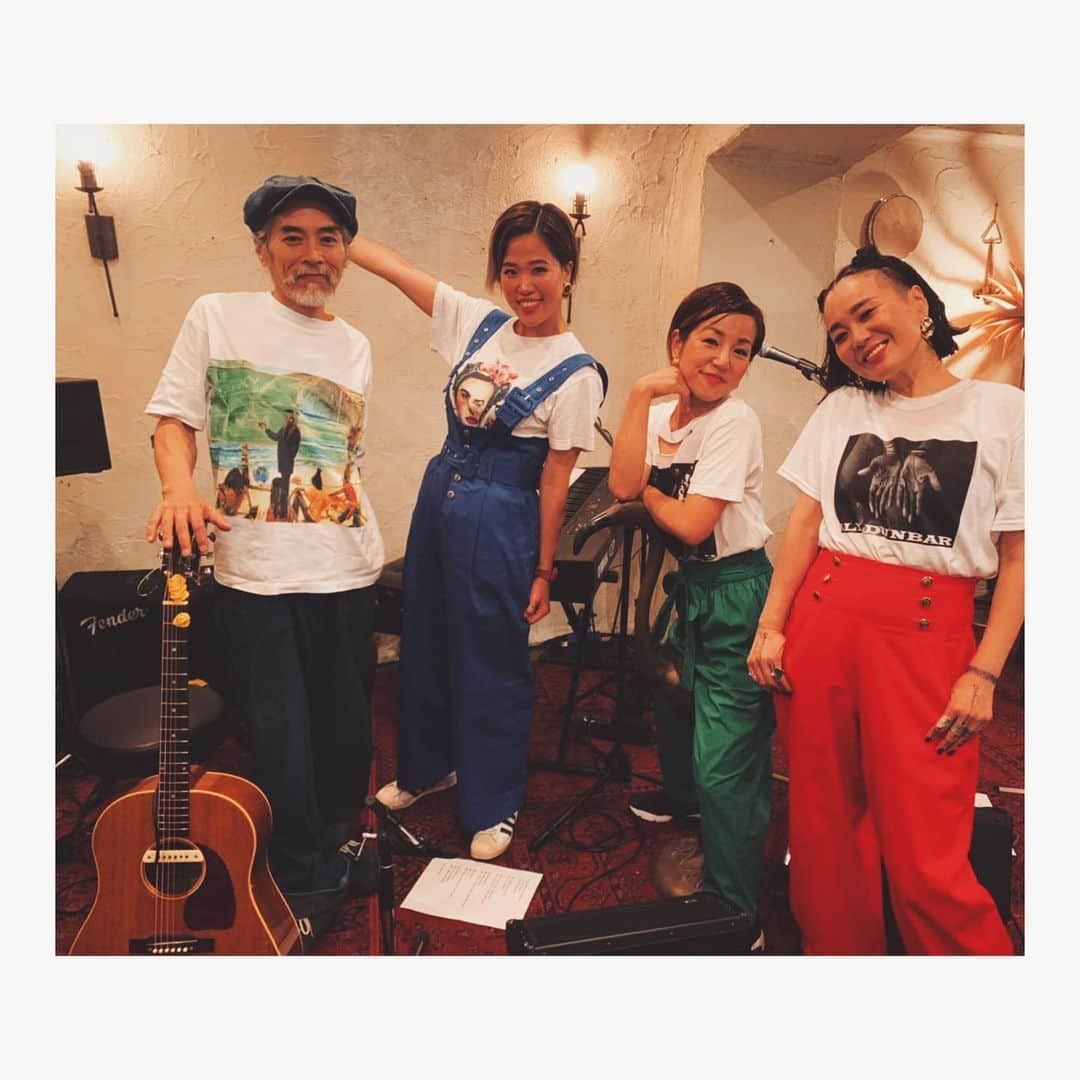 PUSHIMさんのインスタグラム写真 - (PUSHIMInstagram)「リモートLIVE SESSION  「In my village」 観に来てくださって皆さまありがとうございました！ 並びに音ズレしててとてもお見苦しかったと思います。 本当に失礼しました。 でも現場はとても楽しい音楽の時間を過ごしました！ guitar NODATIN,  voice and percussion CHINO,  voice and piano Chica このメンバーやばかったです。 楽器とハーモニーのビタッと感で 昇天しそうなのが何回も来ましたw すみません、表現が。 今年に入ってこの回数が少なくて悶々としてた中、私の仕事をさせて貰い、感謝します。 少しでも今日の楽しさがそちらの皆さんに届いていたら、最幸です。 また演るね。  あたたかい皆さんに感謝します。 沢山のコメント、エールありがとうございました。  #自由が丘hyphen #一誓君 スタッフの皆さまありがとうございました！ また紅茶飲みに行きます❤︎ @hyphen0105   #OPENREC ありがとうございましたーー  #Inmyvillage #もはやラジオ #いっこく堂 THE T-shirtズ #THETshirtズ #OVERHEATECから頂いたSlyDunbarの手TEE発売中 @shizuo_ishii_ec  #Groovillage #コロナの出た2020 #LIVE配信　@openrec_official   #NODATIN #CHINO #Chica #PUSHIM #角ちゃん#神ちゃん @_24young_  #シバリュ#loveyouall #❤︎」7月18日 2時44分 - shinoyama_pushim