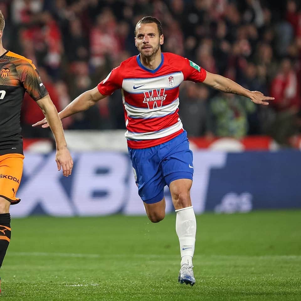 ロベルト・ソルダードのインスタグラム：「Hace exactamente un año, entré a formar parte del Granada CF y vestía por primera vez esta camiseta. Cuando vine aquí, sabía que venía a una ciudad con mucha historia y a un club luchador que soñaba en grande. Y no me equivoqué.   Hoy, más que nunca, estoy feliz por haber tomado aquella decisión. Gracias a todos por vuestro cariño hacia mi familia y hacia mí. Y gracias a mis compañeros, miembros del staff y a todos los que realizan un trabajo callado pero imprescindible para que podamos alcanzar los objetivos como lo estamos haciendo.   Nos quedan muchos sueños por cumplir y trabajaremos juntos por hacerlos realidad.   #VamosmiGranada #EternaLucha 🔴⚪」