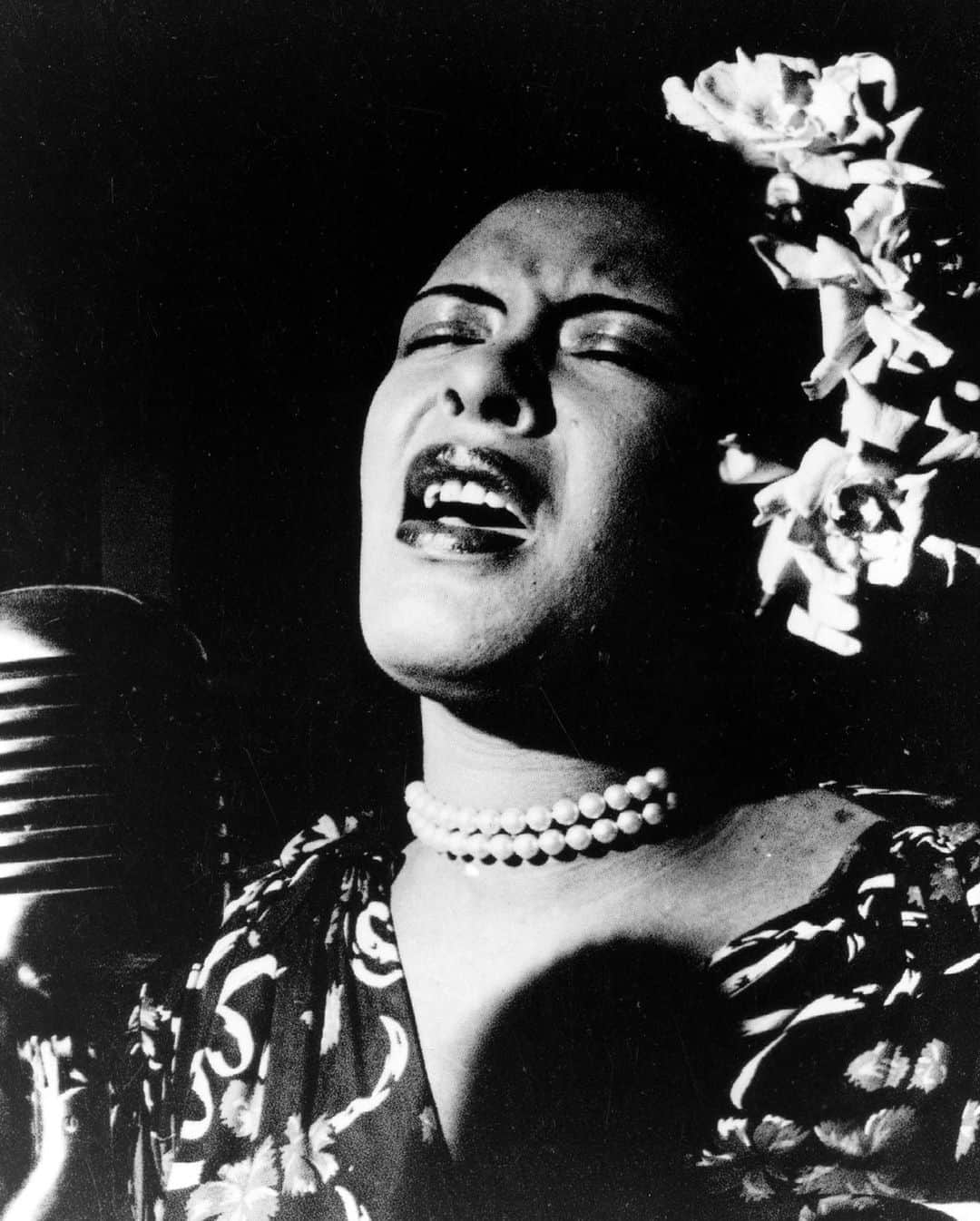 ナオミ・キャンベルさんのインスタグラム写真 - (ナオミ・キャンベルInstagram)「Today we REMEMBER Billie Holiday Lady Day  who left us .... July 17 th 1959 one of the greatest JAZZ SINGERS OF ALL TIME .. the struggle she endured to have freedom of expression. The deep rooted pain of oppression... that still is happening  in this very day .. just another time and era .. Lady Day  never gave up .. YES Billie holiday was a STRONG BLACK WOMAN .. And we women  today must not let anyone try to suppress who we are , and what we stand for  We will not fail you and all you stood for Lady Day .  Your powerful voice still remains and always will !! May you Rest  in Power !! Only one Billy Holiday #icon #legend #strangefruit 🕊🤍🕊👑 WATCH OUT FOR @leedaniels UNITED STATES V’s BILLIE HOLIDAY」7月18日 2時46分 - naomi