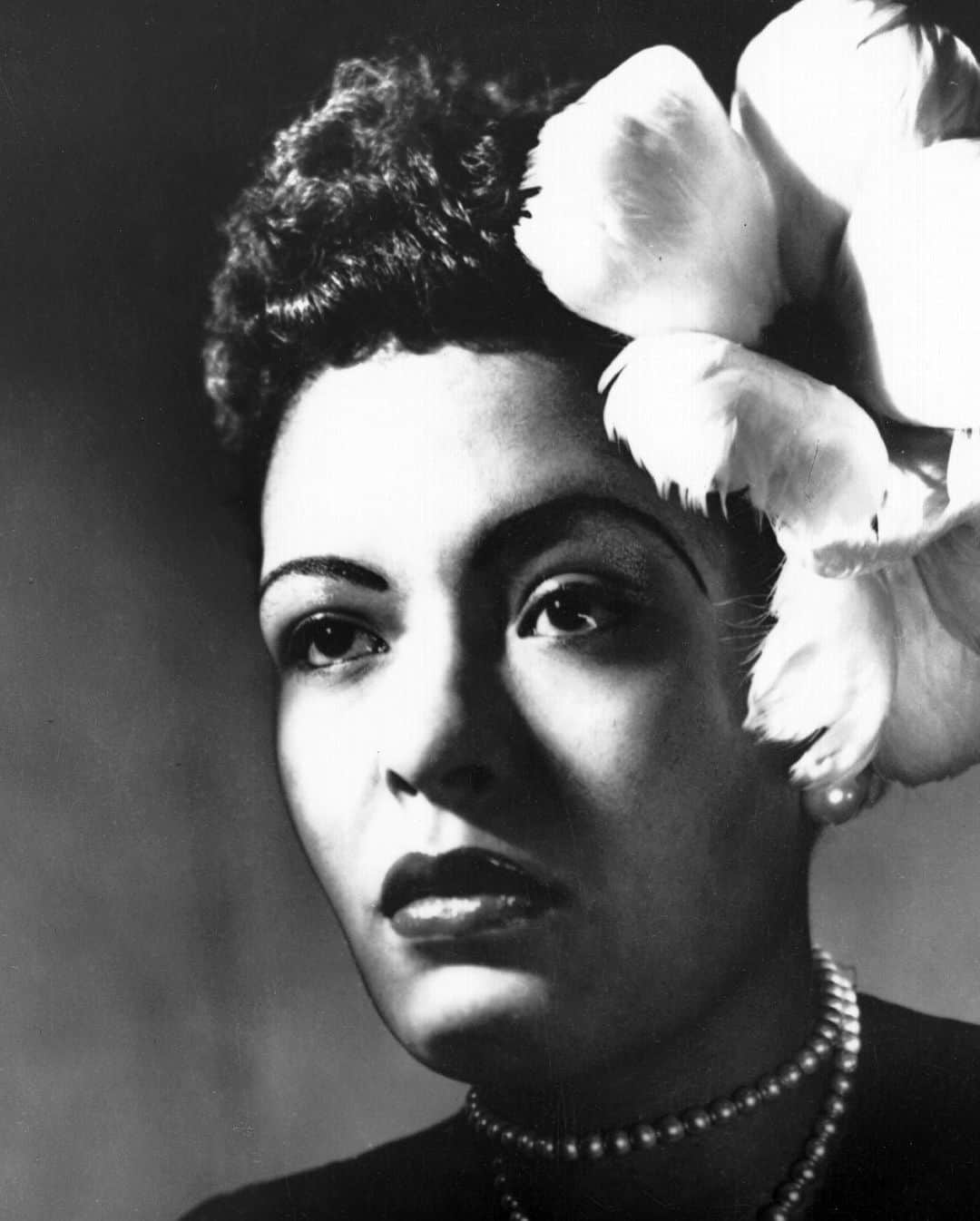 ナオミ・キャンベルさんのインスタグラム写真 - (ナオミ・キャンベルInstagram)「Today we REMEMBER Billie Holiday Lady Day  who left us .... July 17 th 1959 one of the greatest JAZZ SINGERS OF ALL TIME .. the struggle she endured to have freedom of expression. The deep rooted pain of oppression... that still is happening  in this very day .. just another time and era .. Lady Day  never gave up .. YES Billie holiday was a STRONG BLACK WOMAN .. And we women  today must not let anyone try to suppress who we are , and what we stand for  We will not fail you and all you stood for Lady Day .  Your powerful voice still remains and always will !! May you Rest  in Power !! Only one Billy Holiday #icon #legend #strangefruit 🕊🤍🕊👑 WATCH OUT FOR @leedaniels UNITED STATES V’s BILLIE HOLIDAY」7月18日 2時46分 - naomi