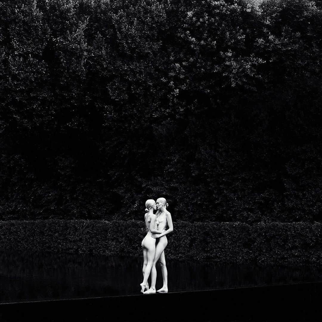 タイラー・シールズのインスタグラム：「They say all Greek statues were made by a great kiss, a kiss so grand that the person was frozen in granite. Well no one ever said that but I always thought it was a nice idea. There is something so magical about this place. The nipples of @hannah_glasby have been removed to comply with anti nudity policies. If this was the middle of the story where would it end?」