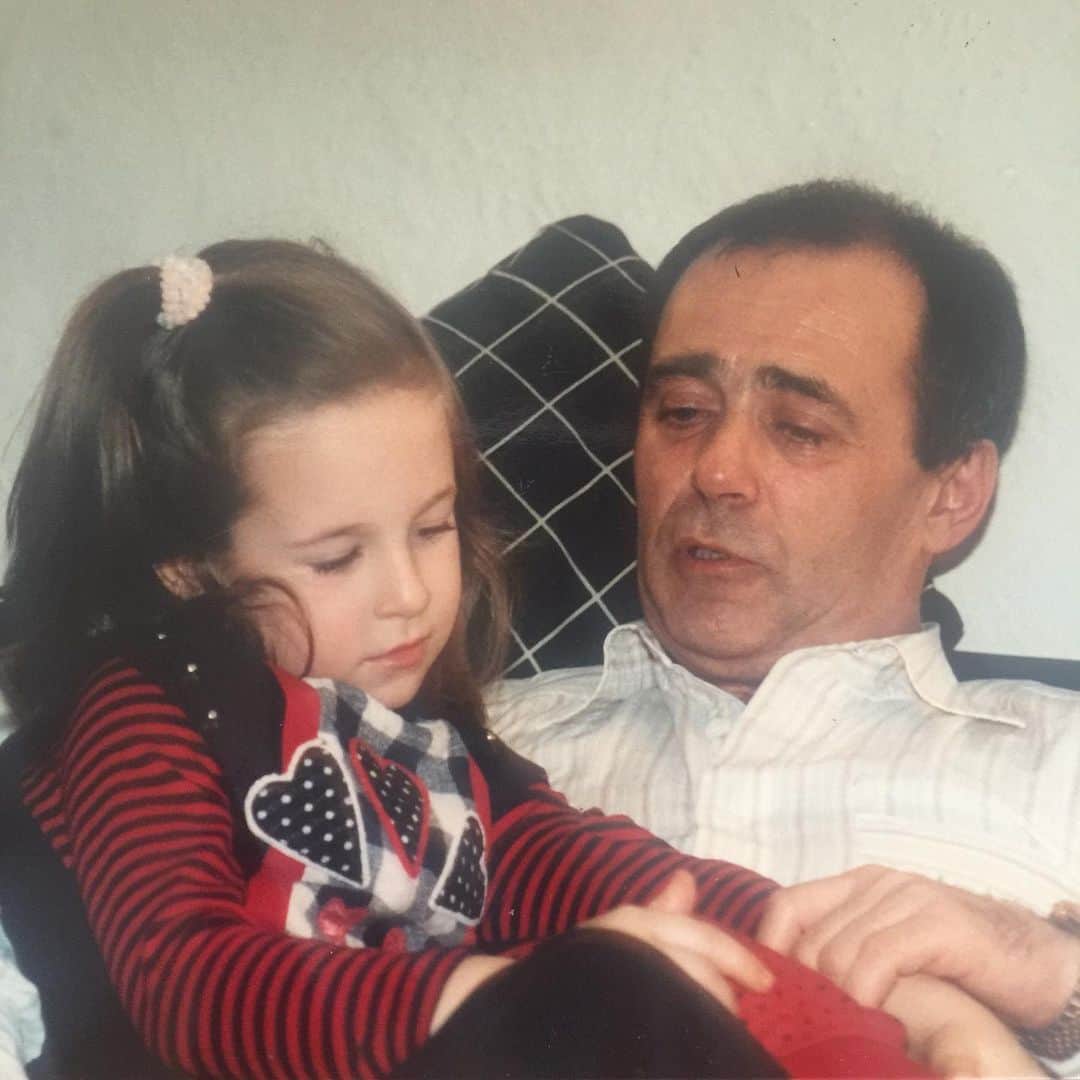 Helena Glazer Hodneさんのインスタグラム写真 - (Helena Glazer HodneInstagram)「On July 11th, I lost my dad💔. Exactly one month prior, he called to tell me that he was in the hospital because he was feeling incredibly sick. Over the course of the next few weeks, we discovered he had stage 4 colon cancer that spread to his liver. It was too hard for me to even talk about, so I never mentioned it here, but I tried to stay as hopeful as one could, while mentally preparing myself.   The thing is, you're never prepared. He passed away in the hospital, about 30 minutes after I left.  I've heard people talk about grief, but I never knew it could be so debilitating. I'll be standing there, making breakfast and the fact that he's no longer here will hit me like a big wave. You mean to tell me that if I call him, he won’t pick up? That can’t be right. He always picks up my calls!💔  Aside from being heartbroken, I've been feeling angry. Angry that covid prevented me from seeing him over the last few months. We went to bring him some groceries on his birthday (April 17th) and he came over to give me a hug and my response was.. "papa! don't get so close." The thought makes me sick to my stomach.  Aside from feeling angry, I also feel guilty. Guilty for not calling him as much as I should have. Guilty for not checking in as much as I should have. Guilty for postponing certain plans. I know it's not healthy to feel this way, but I do.  Hopefully one day I'll get to a place where I'm at peace.  He was my #1 supporter. Whenever I'd publish a new blogpost, he'd email me to tell me it's my best one yet. He'd praise Keith on his evolving photography skills, even when we thought the photos weren't our best. He was also so proud of Keith and our entire family.   There are so many things that will always remind me of him: tennis, the US Open (it was our yearly tradition - how will I even watch it on TV this year?), photography, chess, lasagna, green grapes, terriers, the Westminster dog show and the list goes on and on.  My heart is currently broken, but I am trying to find gratitude in the fact that I had the best father, ever.   I love you, papa. May you rest in peace. ❤️」7月18日 2時55分 - brooklynblonde1