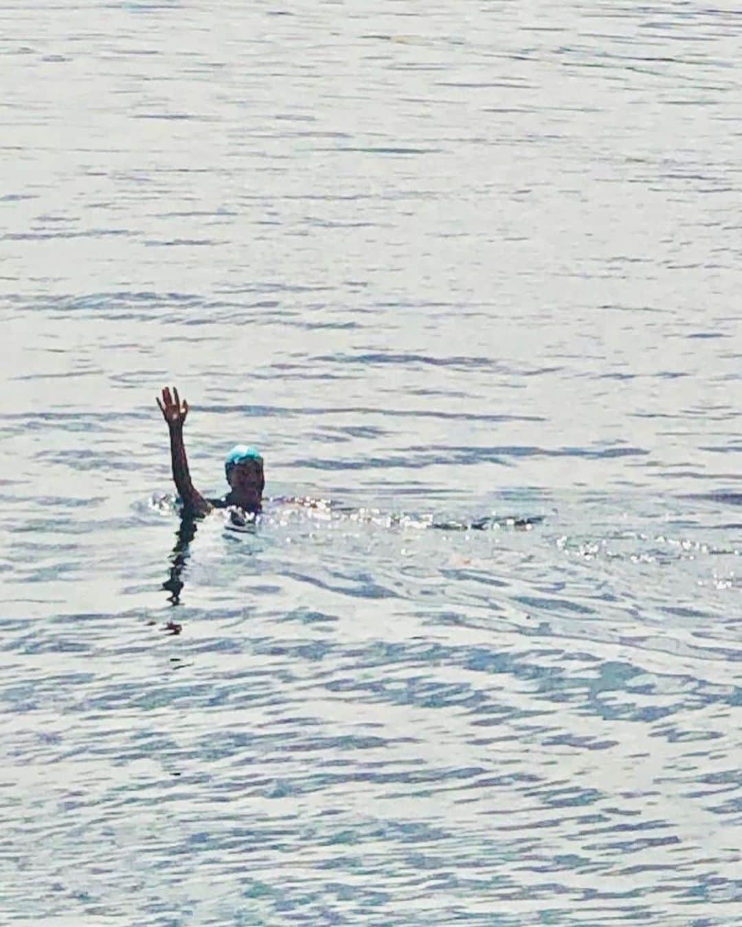 ジェニファー・ビールスさんのインスタグラム写真 - (ジェニファー・ビールスInstagram)「Ah, the water’s sweet succor.   #selfcare #water #openwaterswimming」7月18日 2時55分 - thejenniferbeals