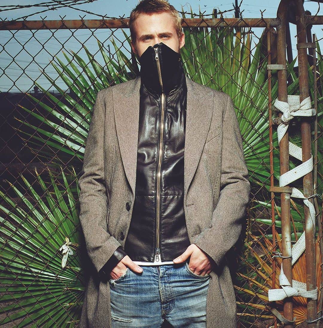 Flaunt Magazineさんのインスタグラム写真 - (Flaunt MagazineInstagram)「Even Ryan Gosling is masking up guys.  ⠀⠀⠀⠀⠀⠀⠀⠀⠀ From the #FlauntVault Issue 55, 2003.  ⠀⠀⠀⠀⠀⠀⠀⠀⠀ Photographed by @warwicksaint  #RyanGosling #FlauntMagazine」7月18日 3時06分 - flauntmagazine