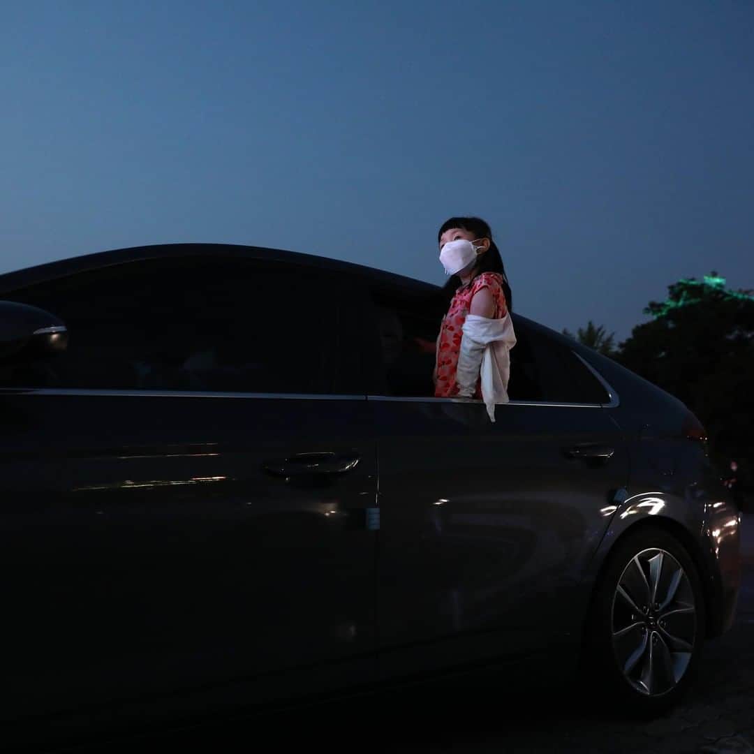 TIME Magazineさんのインスタグラム写真 - (TIME MagazineInstagram)「A girl watches a drive-in concert from a car in Seoul on July 17. South Korea's new daily virus cases came in at around 60 for the second straight day on Friday, according to data tracked by Johns Hopkins University. The country has confirmed more than 13,000 cases and 293 deaths. Photograph by Chung Sung-Jun (@chung_photo)—@gettyimages」7月18日 3時07分 - time