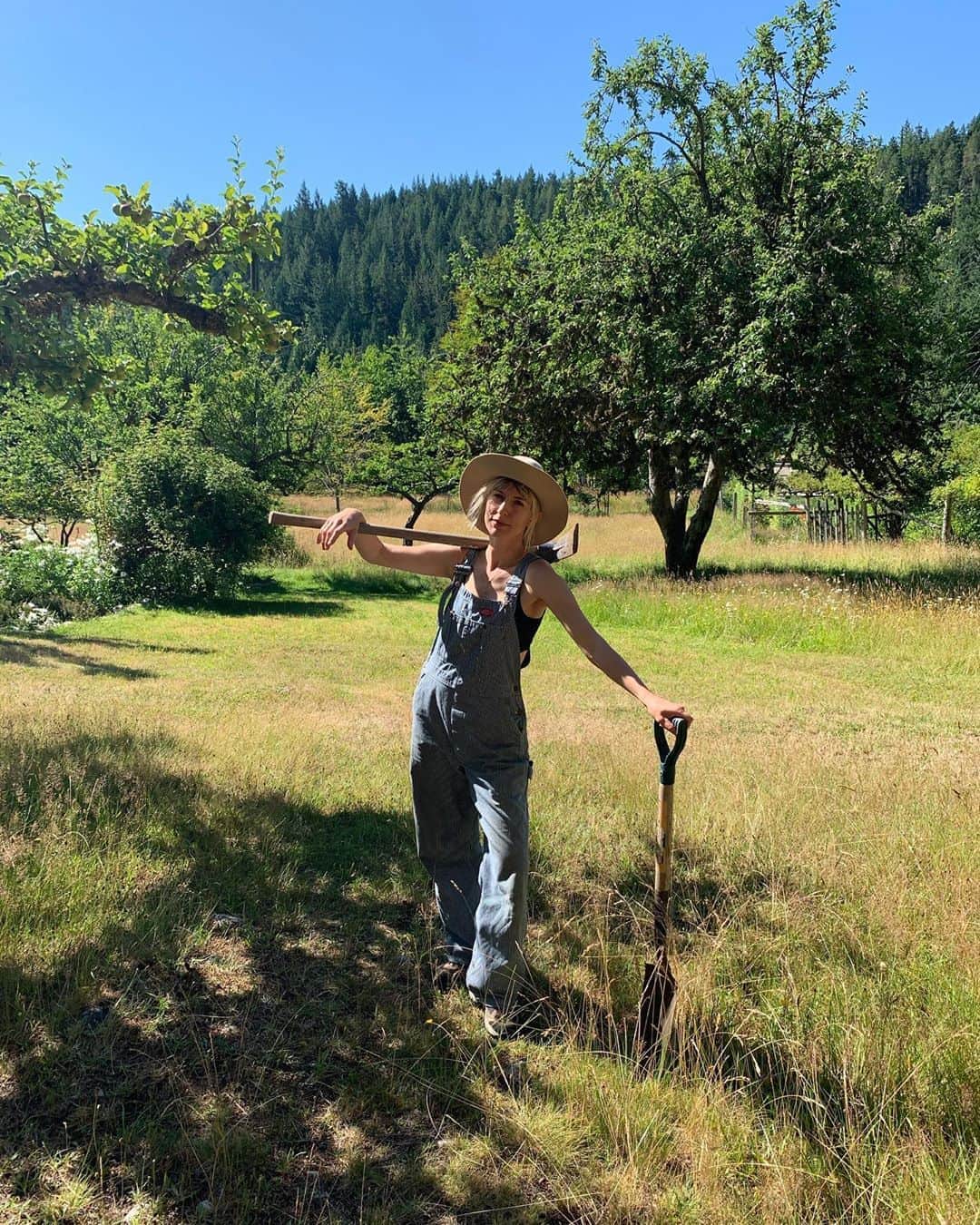 ミッキー・サムナーのインスタグラム：「Will mow. Will weed. Will shovel. Will grow. 🌱」