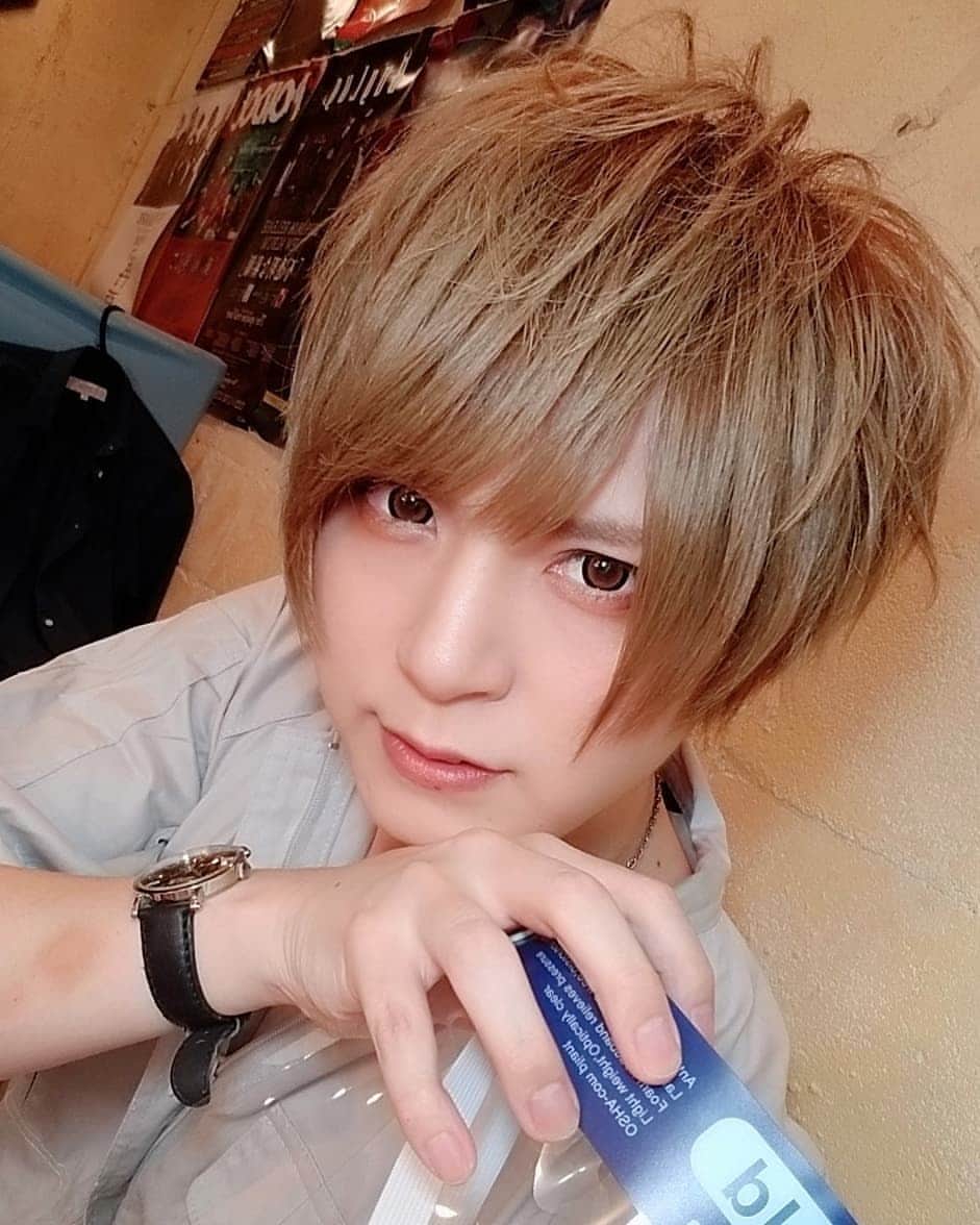 のインスタグラム：「﻿ 7/17﻿ 急遽配信のみのライブとなり、ライブを楽しみにしてくれていた人、会場まで足を運んでくれた人、申し訳ありません。﻿ 来場チケットに関しての対応は改めてTwitterにてお知らせします。数日お待ち下さい。﻿ ﻿ 配信(有料)の方は7/26まで受け付けており、視聴できるので、配信だけでも楽しんでもらえると嬉しいです。﻿yusukeofficial.comのスケジュールから飛べます。 ﻿  ﻿ #配信ライブ﻿ #アナバーカフェ3周年ライブ #フェイスシールド #heroyusuke」