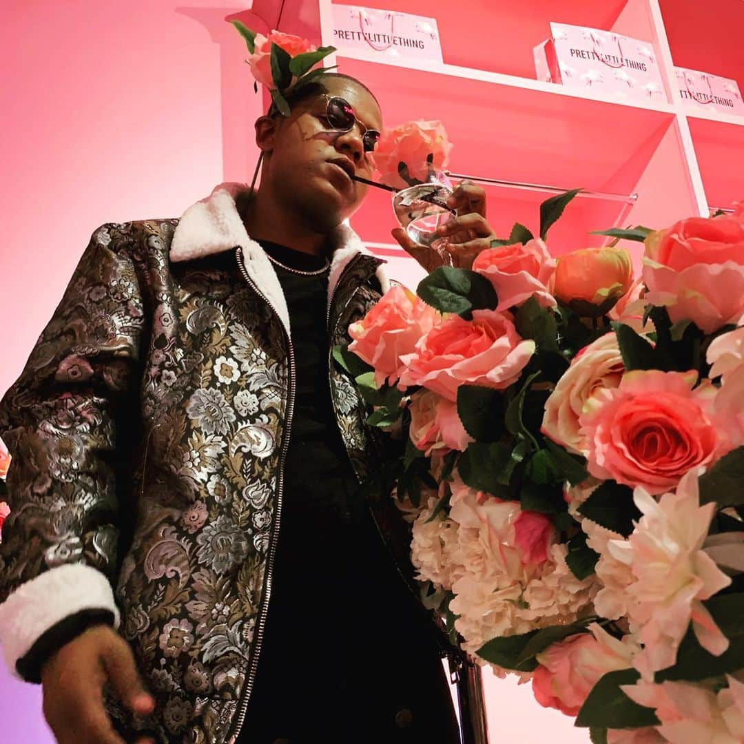 カイル・マッセイさんのインスタグラム写真 - (カイル・マッセイInstagram)「Wake up and smell the roses @boohoomanofficial」7月18日 3時24分 - kylemassey