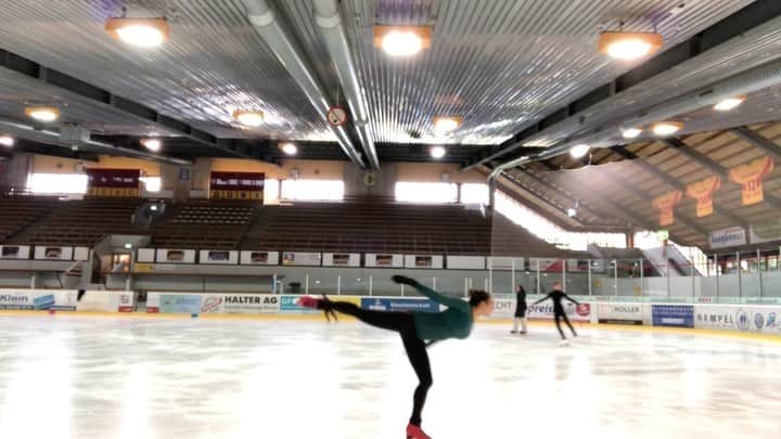 サラ・マイアーのインスタグラム：「❄️❄️Soooo happy to skate for the first time in ages.🤩 . For a reality check swipe left ⬅️🤣🙈 . The dizziness was unreal🤣 Almost blacked out while trying the layback🙊🥴 . #skating #figureskating #sport #passion #fun #dizzy #spinning #postpregnancy #postlockdown」