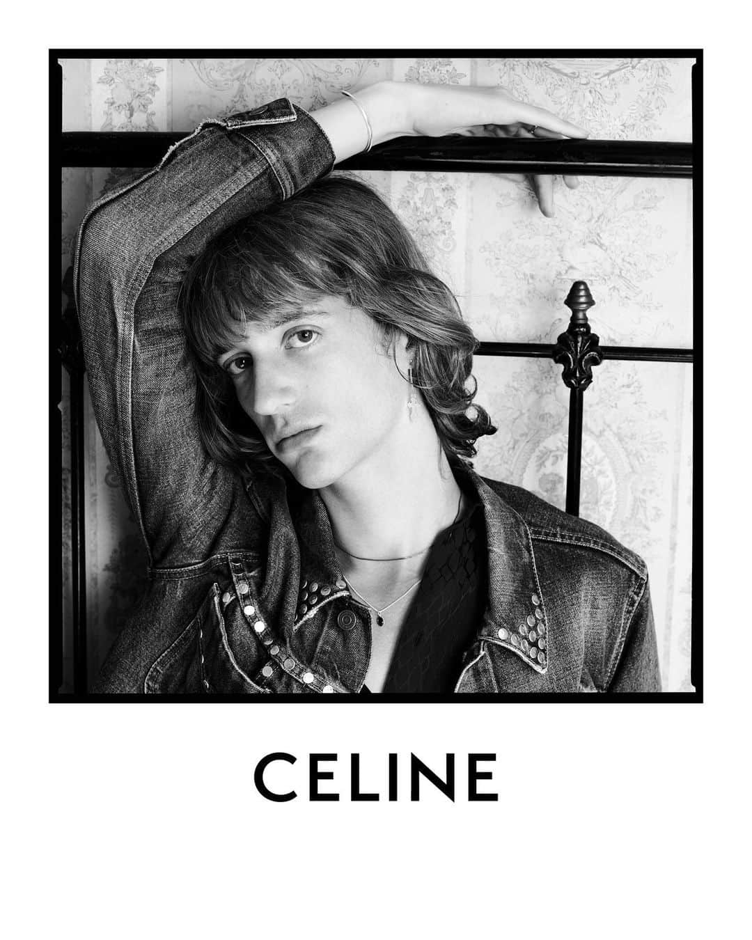 Celineさんのインスタグラム写真 - (CelineInstagram)「CELINE JEANS  CELINE HAMMER STUDDED DENIM JACKET   COLLECTION AVAILABLE IN STORE AND AT CELINE.COM AUGUST 28 2020   DYLAN PHOTOGRAPHED BY @HEDISLIMANE IN SAINT TROPEZ IN JUNE 2020   #CELINEHOMME #CELINEBYHEDISLIMANE」7月18日 3時33分 - celine