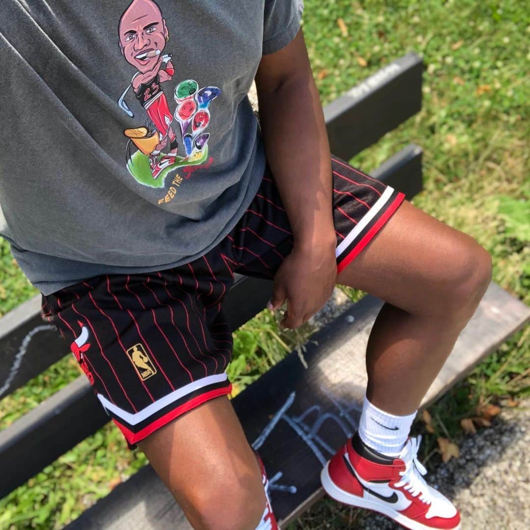 Mr. Tyさんのインスタグラム写真 - (Mr. TyInstagram)「Rocking pieces from my friends today- M&N Bulls from @corporategotem and “The Last Dance” tee from @___feedthesoul.  #ijustlikeshoes #complexkicks #kotd #theshoegame #aj1 #todaykicks #shoutmysneakz #chicago1s #womft #wiw #wiwt #wdywt #whatiwore #ファッション #コーディネート #jordandepot #jordansdaily #jordan1 #nikeair #airjordan1 #airjordan #jumpman23」7月18日 3時28分 - regularolty