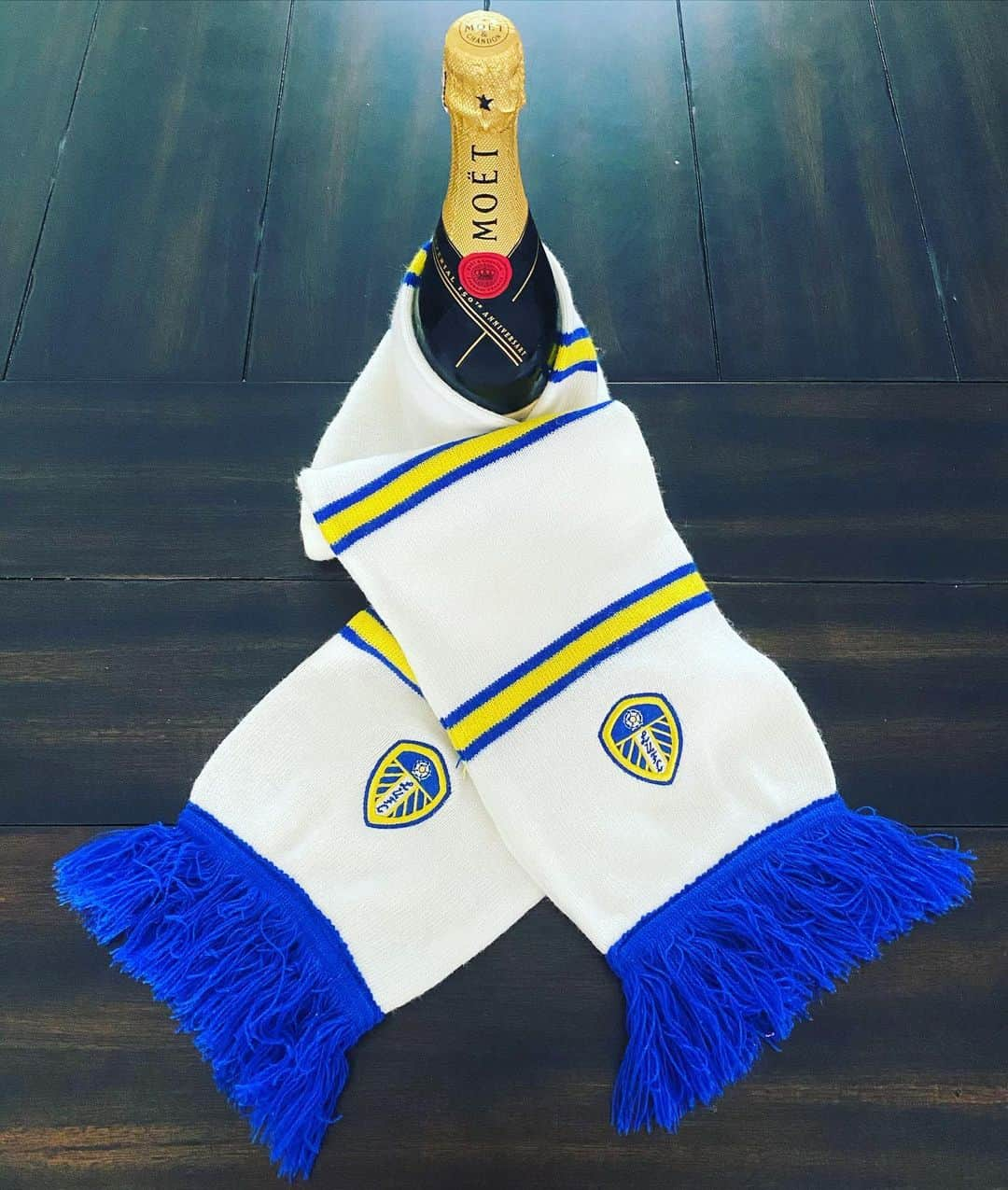 マシュー・ルイスのインスタグラム：「16 long years. And we’ve done it. El Loco and the boys... thank you! Premier League... we’re back! @leedsunited #mot #alaw 🏴󠁧󠁢󠁥󠁮󠁧󠁿🇦🇷💙💛」