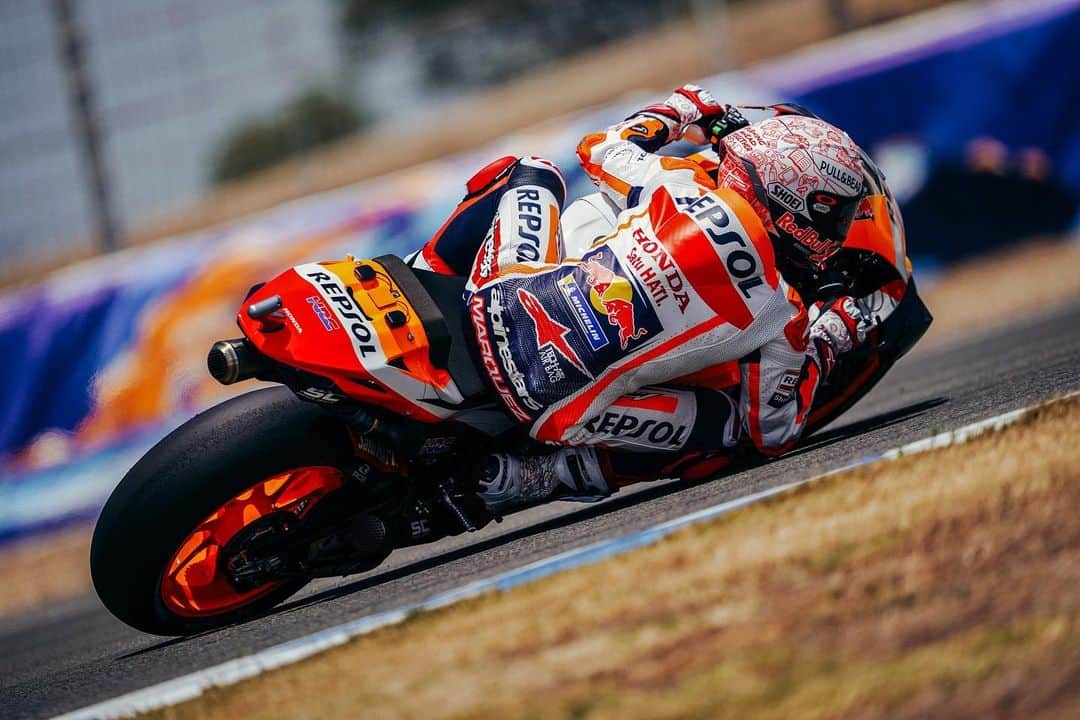 レプソル・ホンダのインスタグラム：「Style check 🔍 9️⃣3️⃣ ⬅️ 7️⃣3️⃣」