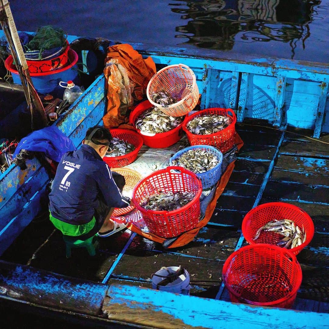 ナショナルジオグラフィックさんのインスタグラム写真 - (ナショナルジオグラフィックInstagram)「Photos by @irablockphoto  Local fisherwomen, after a night's work, return to Duy Hai fishing village, located at the mouth of the Thu Bon River in Hoi An, Vietnam. Fishing is the predominant (and generational) occupation of the 2,000 villagers. The market in this village sells their catch to local restaurants and other markets, and some trade their fish to local fish sauce companies.   The bustling activity, however, generates a lot of rubbish and plastic that ends up on the shore, which is visible during low tide. Economic necessity and environmental concerns clash. The locals sort through the rubbish and collect recyclable items that can be sold. This accumulation of rubbish and plastic affects the livelihood of not only the local fishing villagers but everyone around the world. #followme @irablockphoto for more images of the world.  #fisherwomen #travel  #irablock #plasticpollution」7月18日 3時42分 - natgeo