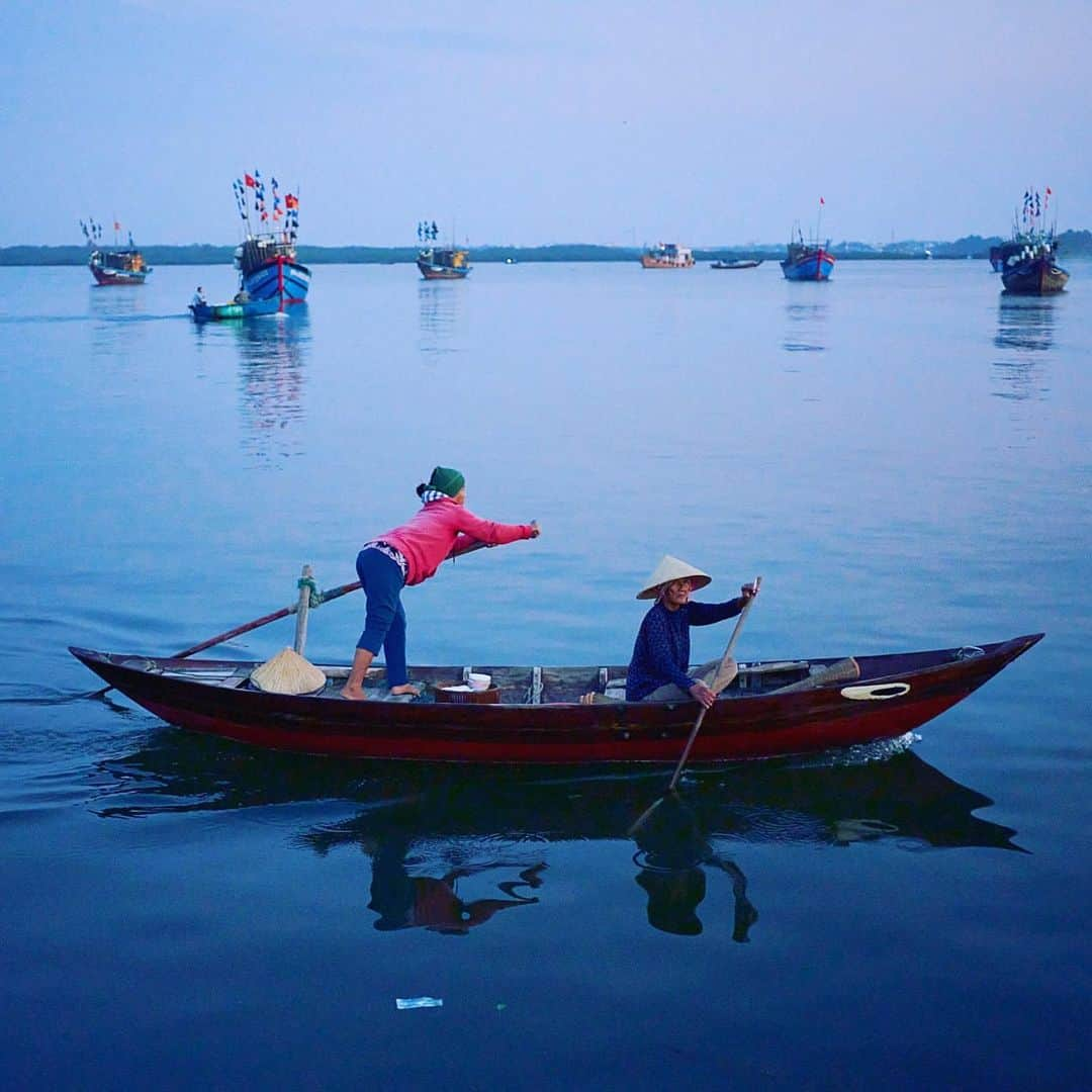 ナショナルジオグラフィックさんのインスタグラム写真 - (ナショナルジオグラフィックInstagram)「Photos by @irablockphoto  Local fisherwomen, after a night's work, return to Duy Hai fishing village, located at the mouth of the Thu Bon River in Hoi An, Vietnam. Fishing is the predominant (and generational) occupation of the 2,000 villagers. The market in this village sells their catch to local restaurants and other markets, and some trade their fish to local fish sauce companies.   The bustling activity, however, generates a lot of rubbish and plastic that ends up on the shore, which is visible during low tide. Economic necessity and environmental concerns clash. The locals sort through the rubbish and collect recyclable items that can be sold. This accumulation of rubbish and plastic affects the livelihood of not only the local fishing villagers but everyone around the world. #followme @irablockphoto for more images of the world.  #fisherwomen #travel  #irablock #plasticpollution」7月18日 3時42分 - natgeo