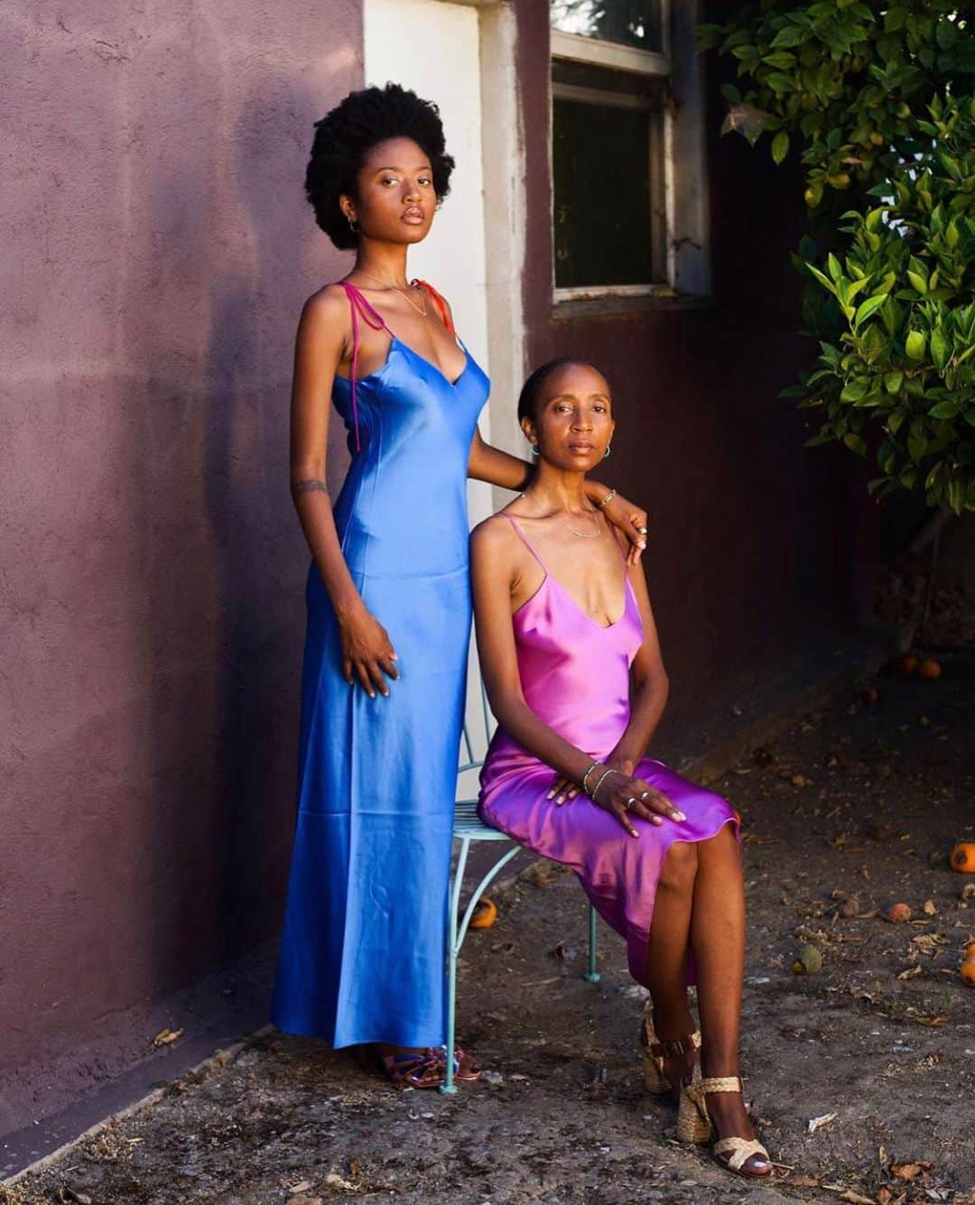 ダニジョーのインスタグラム：「Like mother like daughter 💙💜 Akua & Rebecca in the blueberry tie-strap and Cosmic slips  #dannijogirls」