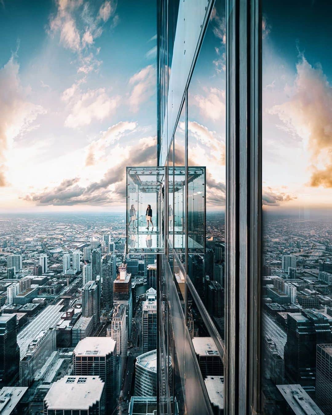 Visit The USAさんのインスタグラム写真 - (Visit The USAInstagram)「Now this is an epic view! 🤯The Skydeck Chicago is located inside one of the tallest buildings in the western hemisphere, the Willis Tower. Tag a friend who isn't scared of heights and would want to see this! 📷: @demas  #VisitTheUSA」7月18日 4時00分 - visittheusa