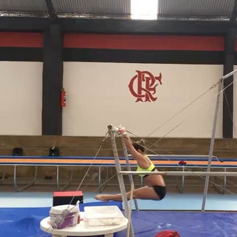 ジャジ・バルボサのインスタグラム：「Primeira semana de volta aos treinos concluída 💪🏻 básicos check ✔️ @flamengo @timeflamengo ❤️🖤 🤸🏼‍♀️ #gym #gymnastics #gymlife #gymgirl #chalkgirl」
