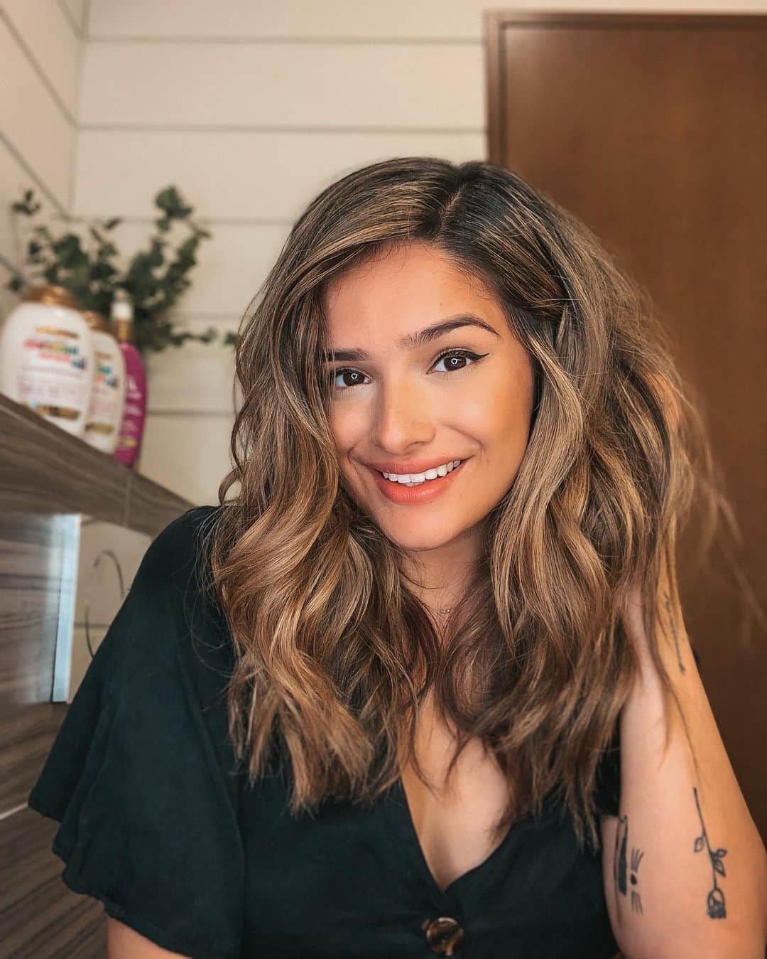 チャチー・ゴンザレスのインスタグラム：「#ad Self pamper time is a MUST these days. It’s been so easy to forget to take care of myself in the midst of mom life. I’ve been using @ogx_beauty to give myself salon-quality hair at home and I couldn’t be happier with the results! I smell great, my hair looks amazing and I feel golden knowing I’m getting some “me time” in! Head over to my new video to see my self care routine and to learn more about OGX products💙 Link in bio. #OGXBeauty #UncapTheLove」