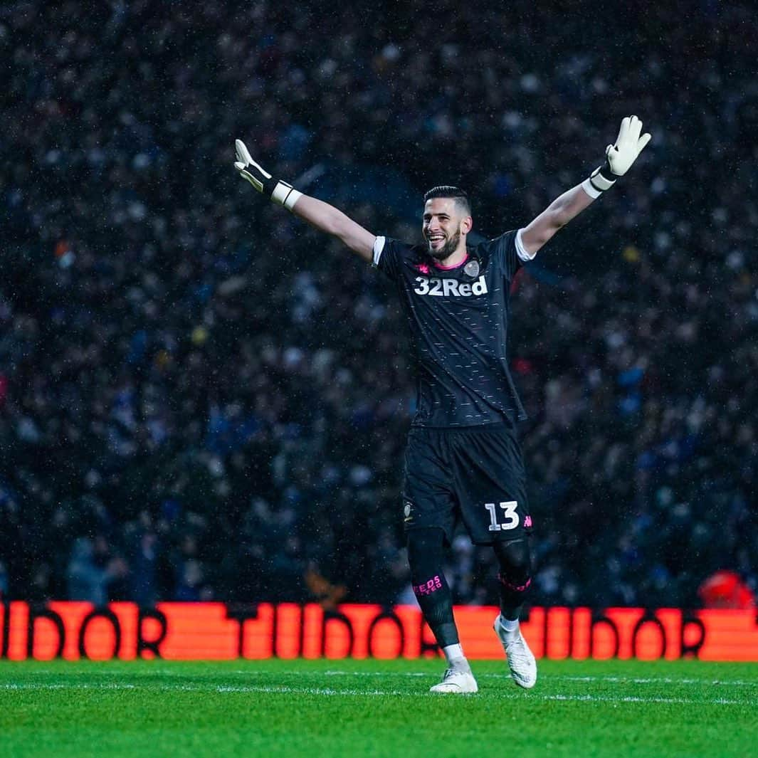 キコ・カシージャのインスタグラム：「We are BACK !!!!  We are In @premierleague !!!! Yessssssssssss!!! We are Leeds !!!! @leedsunited  Many days dreaming of this Day!!!  We deserve it! Proud of this TEAM,proud of our supporters! I can not describe this moment!  Yesssssss!! Thanks for your support,  Imposible without you!」