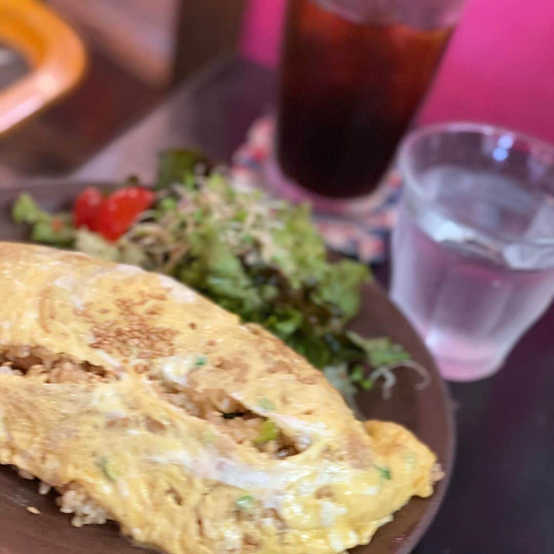 デッカチャンさんのインスタグラム写真 - (デッカチャンInstagram)「原宿のカフェな。さん @cafe_na のア・ライス🍳です。 普段僕はケチャップのTheオムライスが好きなんですが、 和風のア・ライスを食べてからはカフェな。さんにくるとついついア・ライスを注文しちゃいます。  最近、カフェな。さんもケチャップのオムライスもメニューに参加したんですが、 やっぱア・ライスいっちゃいます。  本当に原宿に来たら必ず寄っちゃう素敵な場所です♪  店長のリカさんが「デッカチャンも展示してみない？」と言われてから絵を描くようになって、 今回は2回目の個展です。  個展ですが色んな方に助けられてます。 今回は 後輩のひとみちゃん@japanesecomedianart.hitomi  トミタ栞ちゃん @tomita_shiori  hy4_4yhちゃん @hy4_4yh  に助けられてます。  そんんデッカチャン展示会『春のおとづれ』は8/2まで開催中です。  本当は3/17〜4/19までだったんですが自粛になったので、 次の展示の方が決まってなくてそのまま延長入りました。  自粛中も僕の絵がカフェな。を見守ってました！（そんな大層な事ではないですが。）  もし、原宿でご飯とかお茶通し用と悩んでる方はぜひお立ち寄り下さいね🐷  1人1ドリンクオーダーです☕️ 僕もたまにいますのでぜひ！」7月18日 4時20分 - dekkachan2003