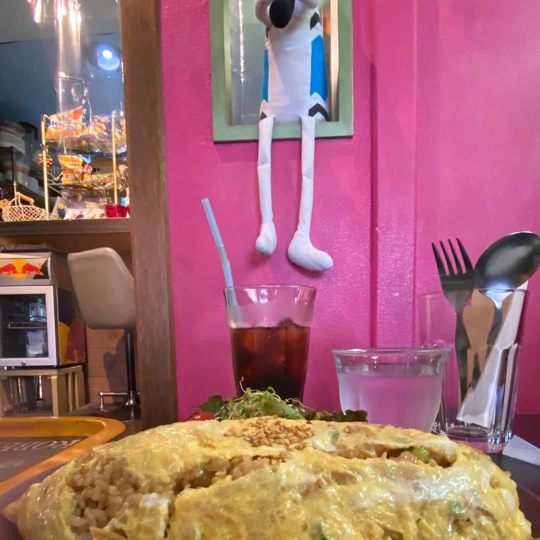 デッカチャンのインスタグラム：「原宿のカフェな。さん @cafe_na のア・ライス🍳です。 普段僕はケチャップのTheオムライスが好きなんですが、 和風のア・ライスを食べてからはカフェな。さんにくるとついついア・ライスを注文しちゃいます。  最近、カフェな。さんもケチャップのオムライスもメニューに参加したんですが、 やっぱア・ライスいっちゃいます。  本当に原宿に来たら必ず寄っちゃう素敵な場所です♪  店長のリカさんが「デッカチャンも展示してみない？」と言われてから絵を描くようになって、 今回は2回目の個展です。  個展ですが色んな方に助けられてます。 今回は 後輩のひとみちゃん@japanesecomedianart.hitomi  トミタ栞ちゃん @tomita_shiori  hy4_4yhちゃん @hy4_4yh  に助けられてます。  そんんデッカチャン展示会『春のおとづれ』は8/2まで開催中です。  本当は3/17〜4/19までだったんですが自粛になったので、 次の展示の方が決まってなくてそのまま延長入りました。  自粛中も僕の絵がカフェな。を見守ってました！（そんな大層な事ではないですが。）  もし、原宿でご飯とかお茶通し用と悩んでる方はぜひお立ち寄り下さいね🐷  1人1ドリンクオーダーです☕️ 僕もたまにいますのでぜひ！」