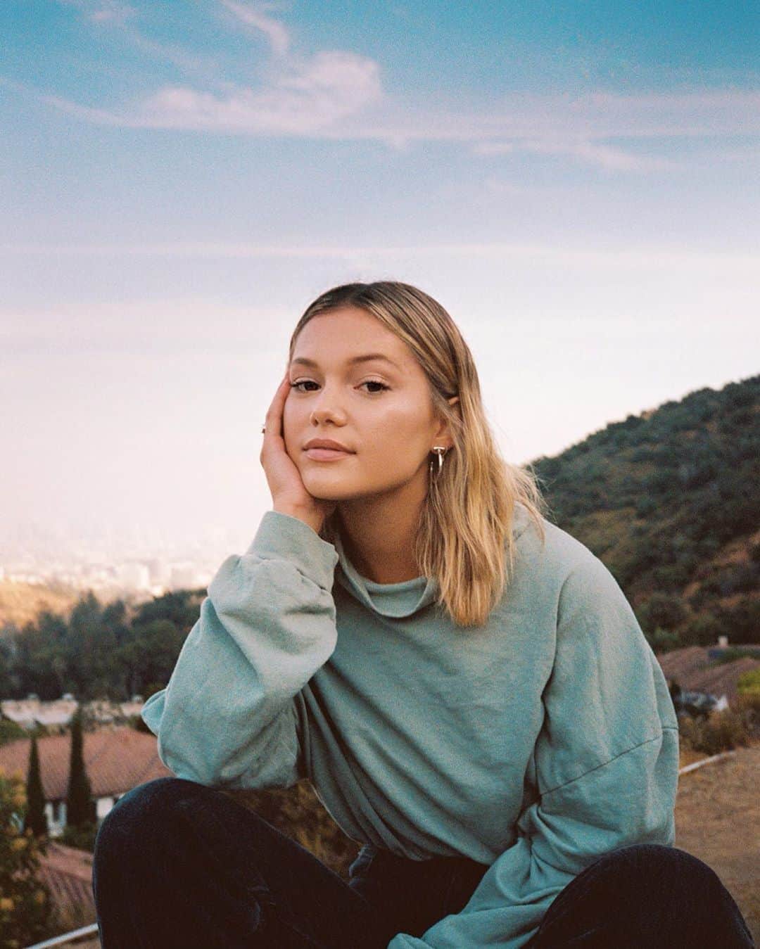 オリヴィア・ホルトのインスタグラム：「so how we doin’ 🤸🏼‍♀️」