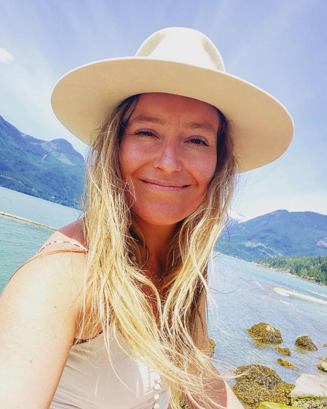 ジェイミー・アンダーソンのインスタグラム：「If you love beautiful places, clean air, and clean water please join me and #sendthepledge and vote this year!! We need everyone to step up and stand up for what you LOVE ! I know it can be overwhelming so @protectourwinters has an awesome app to share information and help educate us! Please hit the link in my profile, join the snowboard team and share this and inspire your crew! Now is the time for positive change, let’s make shift happen! 🙏🙏🙏」