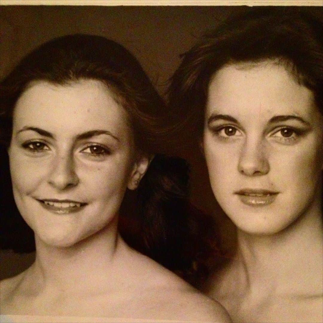 エリザベス・パーキンスさんのインスタグラム写真 - (エリザベス・パーキンスInstagram)「#fbf My beautiful sister Susan and I. Chicago 1978. Missing her so much with the separation. Family is everything. ♥️♥️」7月18日 5時02分 - elizabethperkins